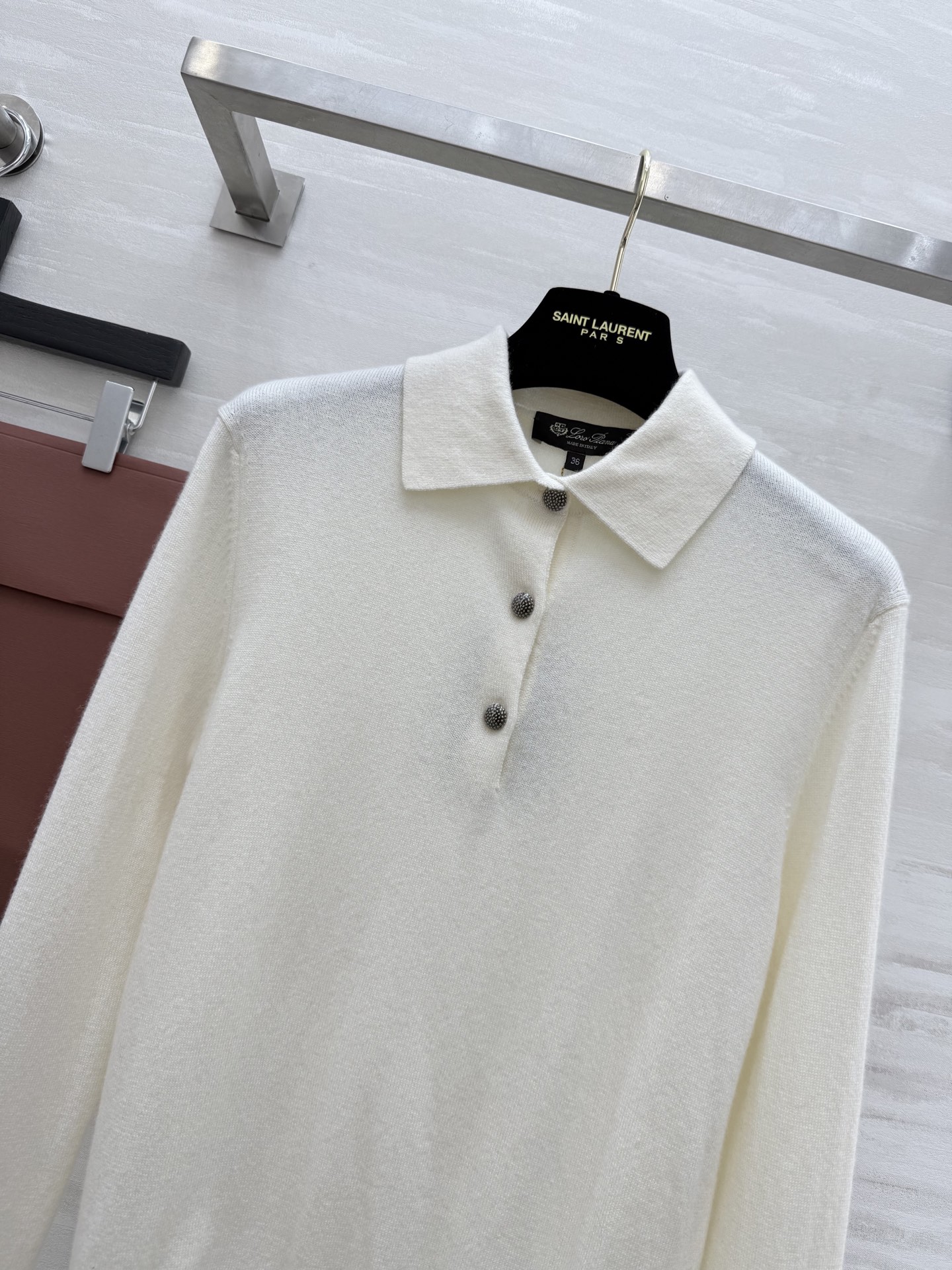 #Loro Piana | 翻领羊绒针织Classic Polo衫是力量与精致的巧妙结合，编织出一支美轮