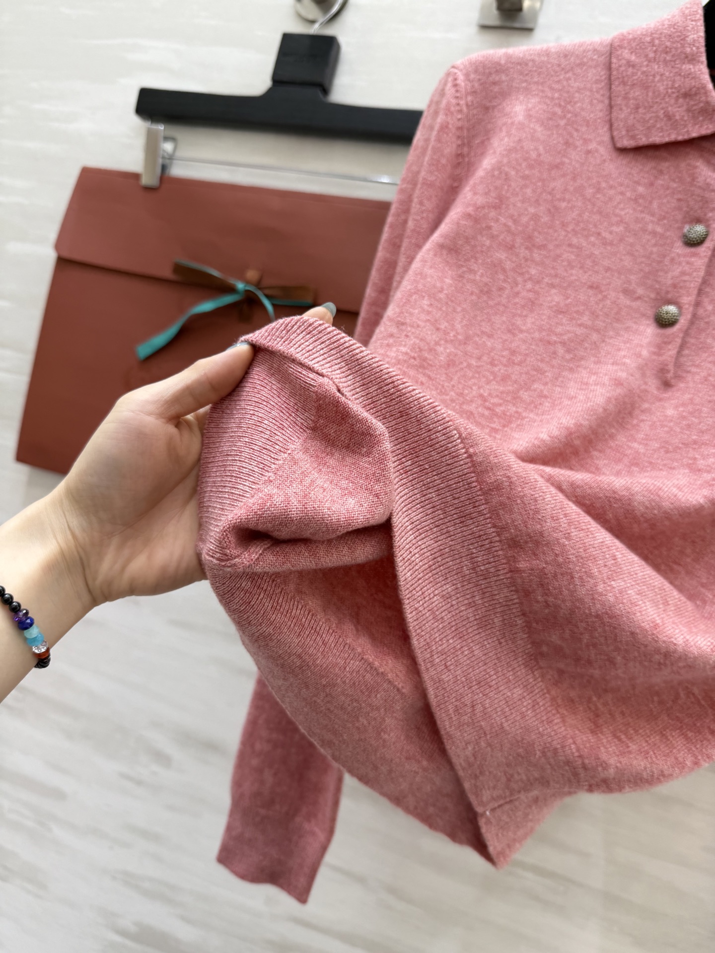 #Loro Piana | 翻领羊绒针织Classic Polo衫是力量与精致的巧妙结合，编织出一支美轮