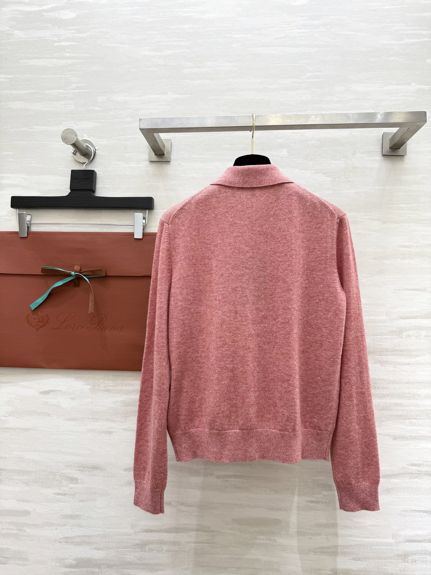 #Loro Piana | 翻领羊绒针织Classic Polo衫是力量与精致的巧妙结合，编织出一支美轮