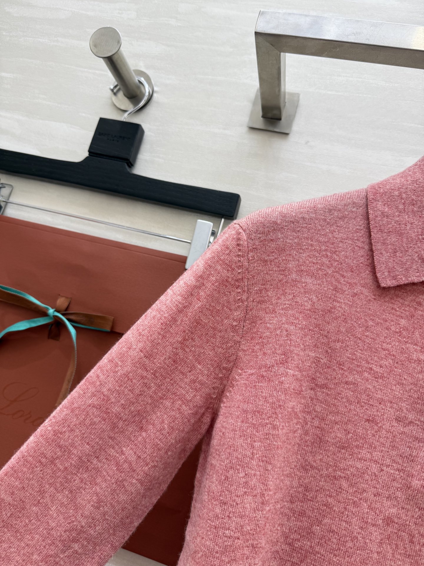 #Loro Piana | 翻领羊绒针织Classic Polo衫是力量与精致的巧妙结合，编织出一支美轮