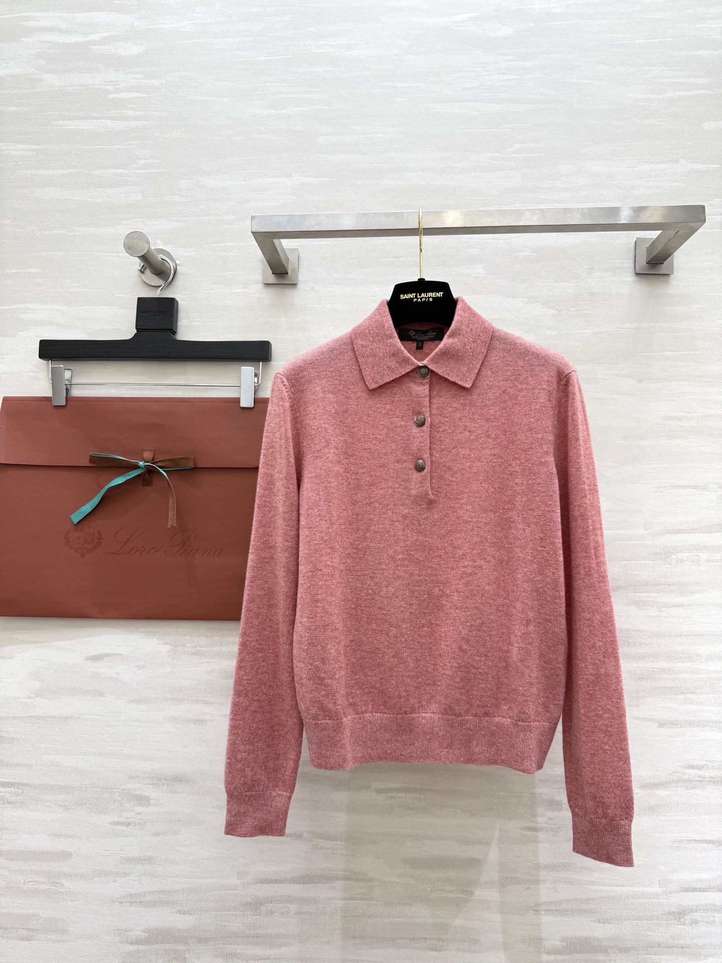 NO:507030,#Loro Piana | Lapel cashmere knit Classic Polo shirt is a clever combination of strength and exquisiteness to weave a beautiful 'dance' of 'dance'. Cashmere long-sleeved knitted interprets classic styles in a delicate and soft style, highlighting practical and elegant style. Metallic buttons are decorated with the iconic thistle pattern, which can be matched harmoniously with jackets and blazers. Original development High quality Spot sizeS/M/L,,loro pigeana, jackets & coats, jackets & coats, business suit, alexander wang19860909#Loro Piana | 翻领羊绒针织 Classic Polo衫是力量与精致的巧妙结合,编织出一支美轮美奂的“双人舞”.羊绒长袖针织以精致柔美风格演绎经典款式,彰显实用典雅风范.金属色纽扣饰有标志性蓟花图案,可与夹克和西装外套和谐搭配.原版开发 高品质 现货来sizeS/M/L,,loro piana,jackets & coats,jackets & coats,business suit,alexander wang,Women's clothing