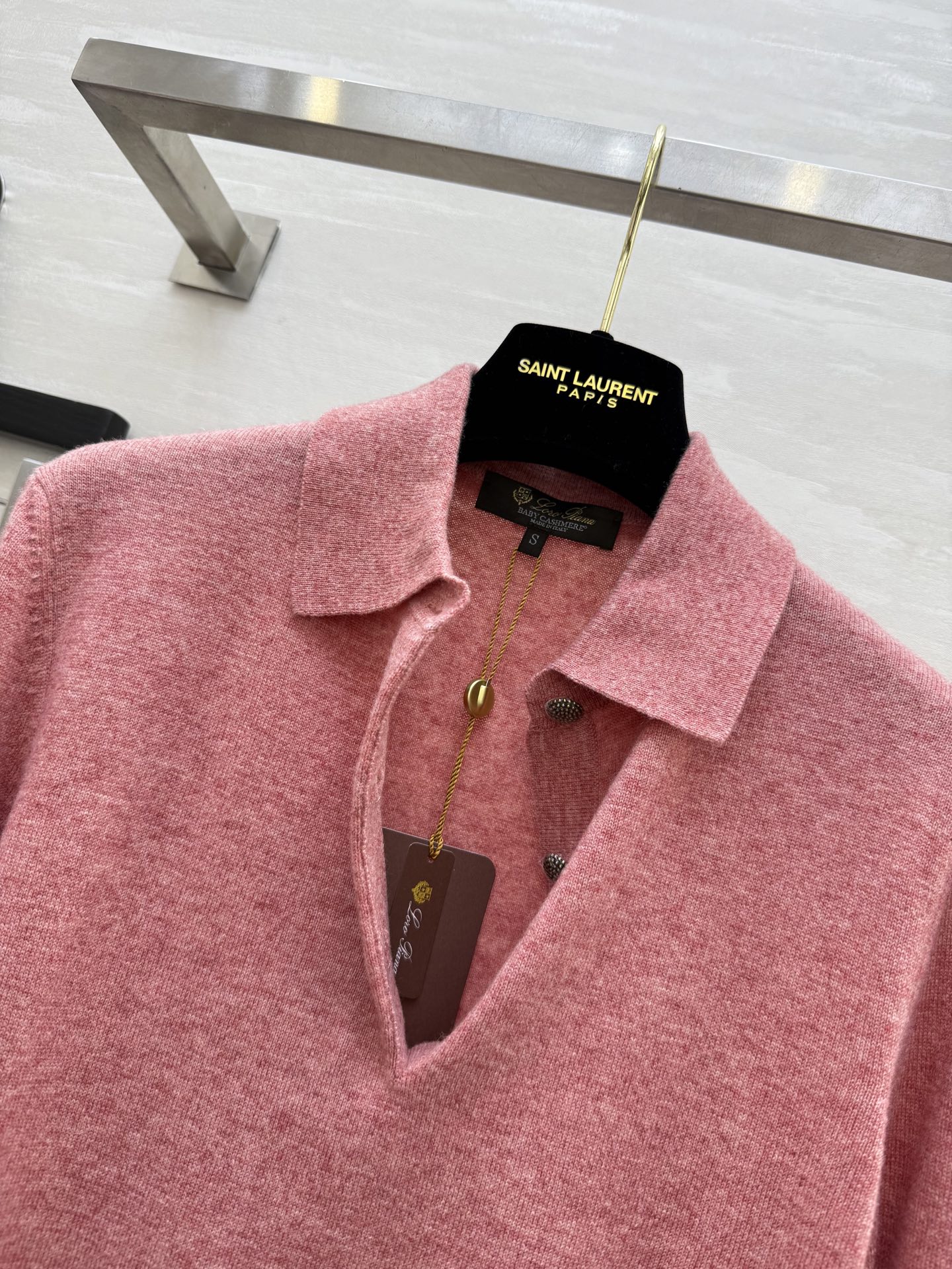 #Loro Piana | 翻领羊绒针织Classic Polo衫是力量与精致的巧妙结合，编织出一支美轮