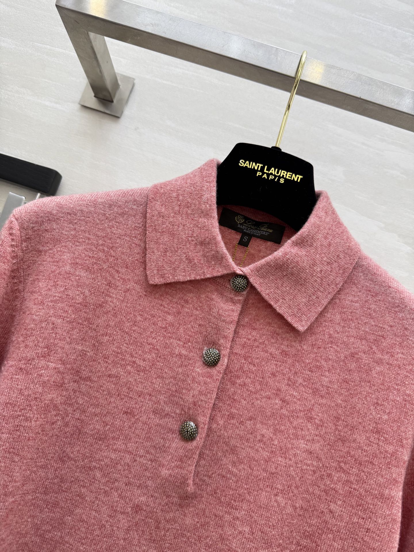 #Loro Piana | 翻领羊绒针织Classic Polo衫是力量与精致的巧妙结合，编织出一支美轮