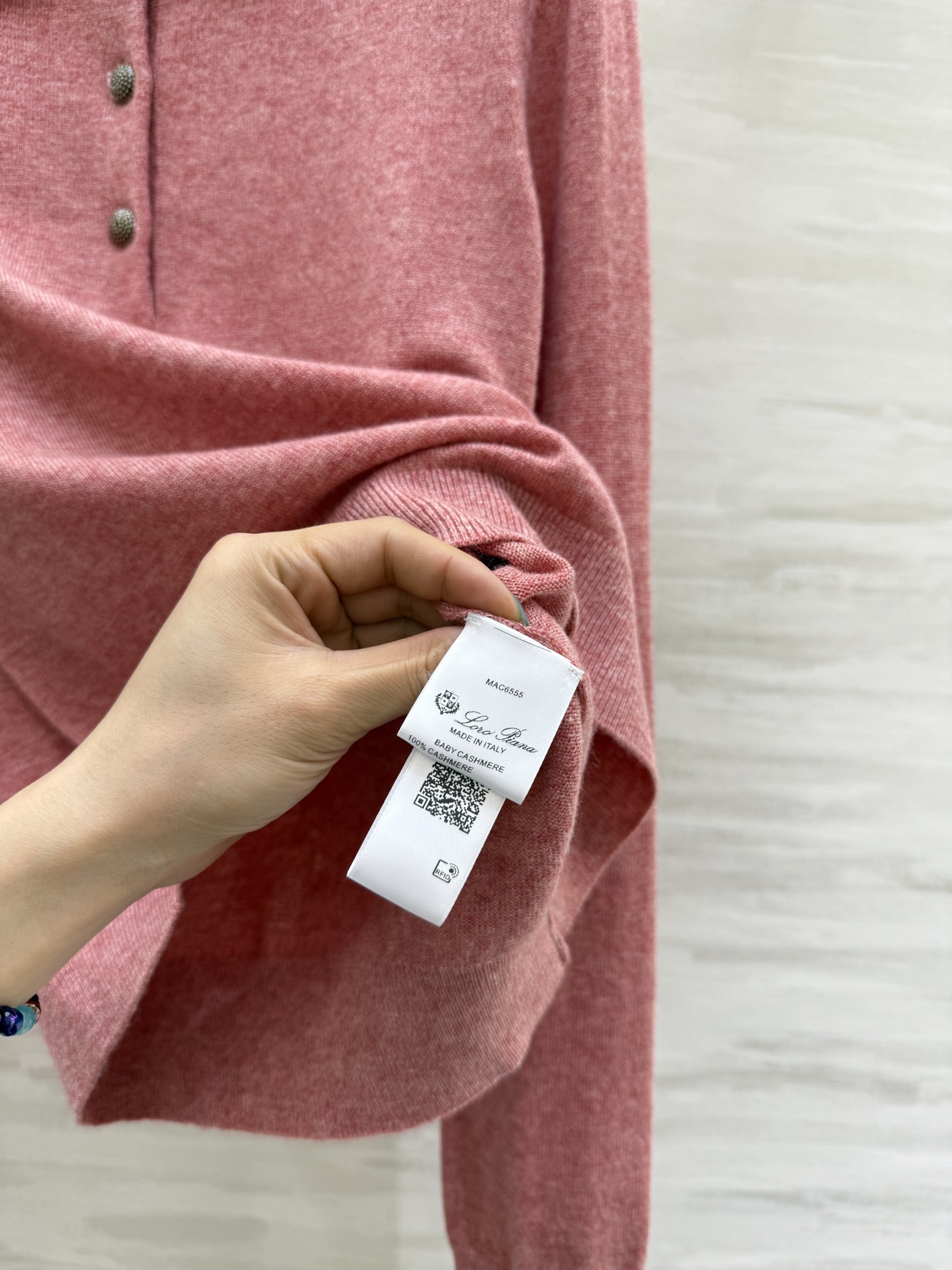 #Loro Piana | 翻领羊绒针织Classic Polo衫是力量与精致的巧妙结合，编织出一支美轮