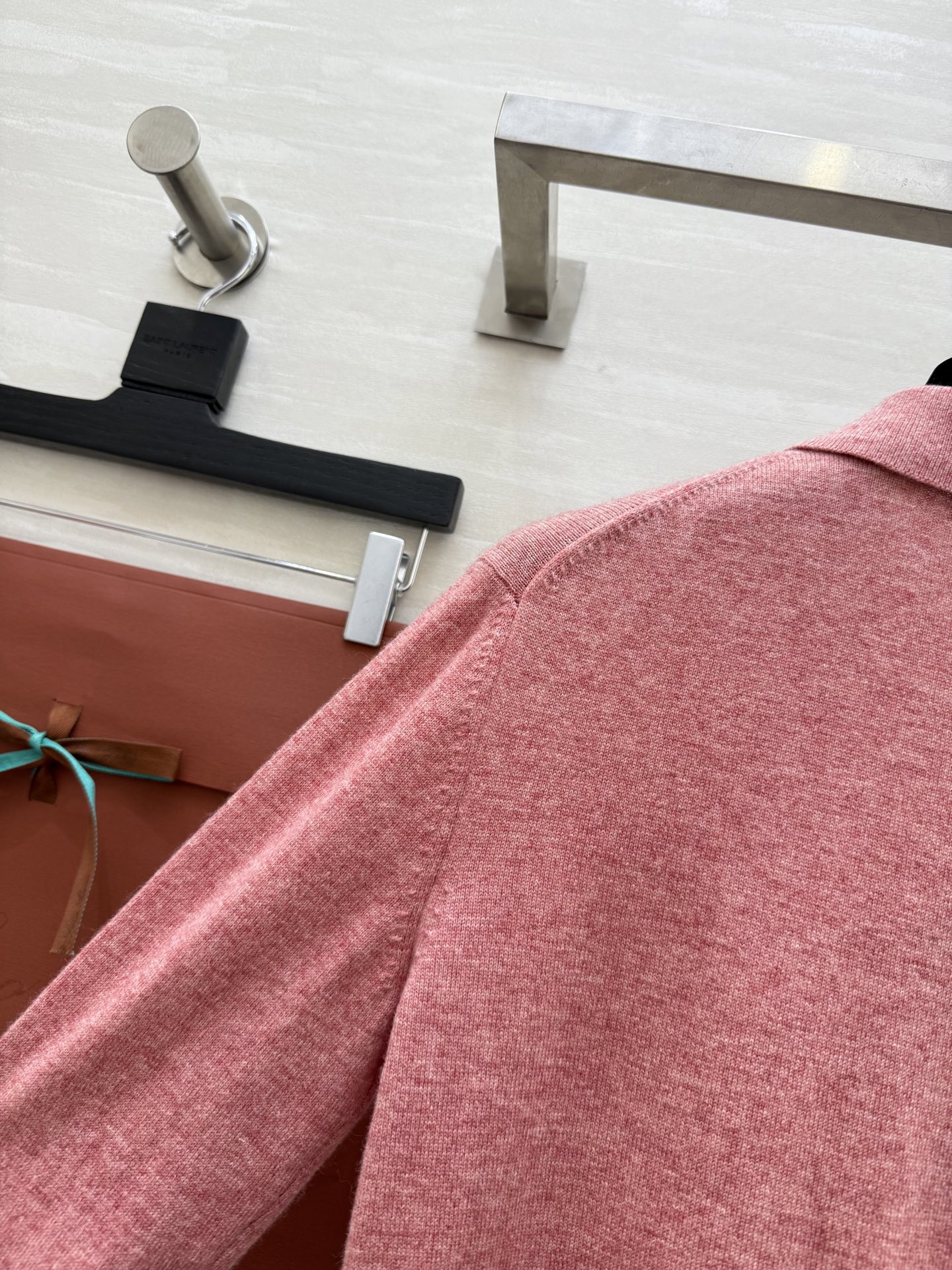 #Loro Piana | 翻领羊绒针织Classic Polo衫是力量与精致的巧妙结合，编织出一支美轮