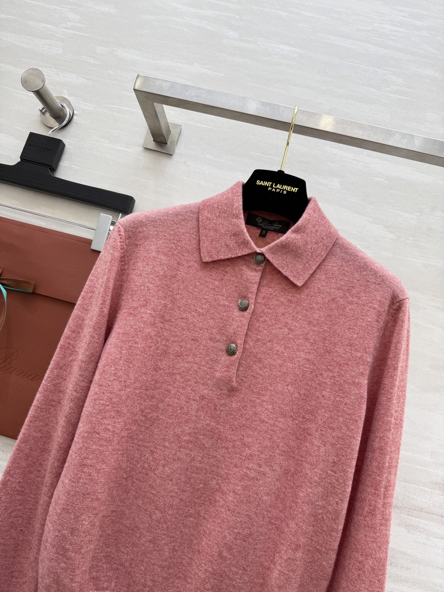 #Loro Piana | 翻领羊绒针织Classic Polo衫是力量与精致的巧妙结合，编织出一支美轮