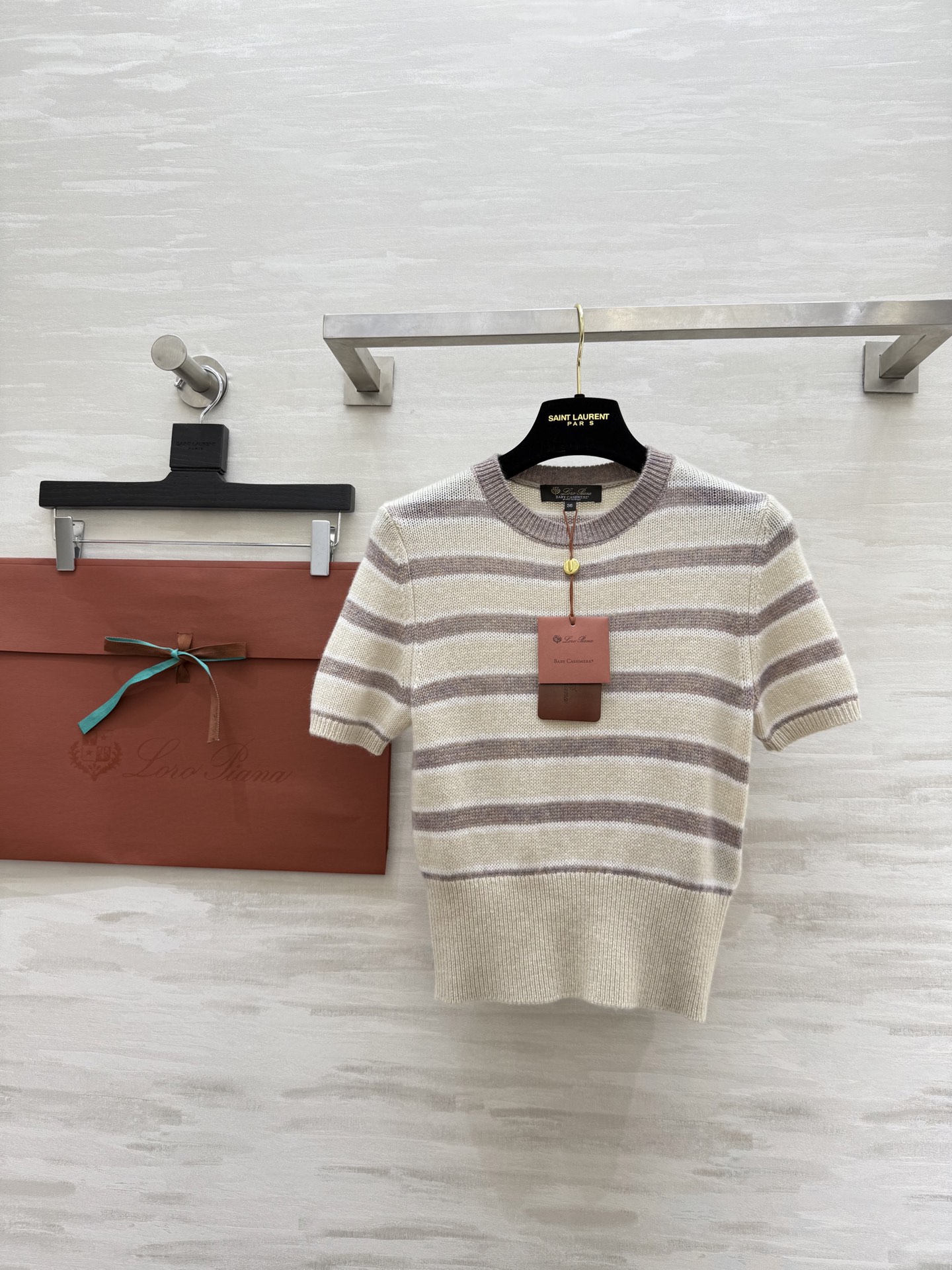 NO:507006,#Loro Piana FW Round-neck striped short-sleeved cashmere sweater Small cashmere feel soft and delicate, like wrapping clouds around the body Gentle color Stripe design lengthens the leg proportion Original development High-quality customization Spot sizeS/M/L,,loro pigana,T-shirt,alexander wang19860909#Loro Piana FW 圆领条纹短袖羊绒衫 小山羊绒 手感软糯细腻 像把云朵包裹在身上 颜色温柔 条纹设计拉长腿部比例 原版开发 高品质定制 现货来sizeS/M/L,,loro piana,T-shirt,alexander wang,Women's clothing