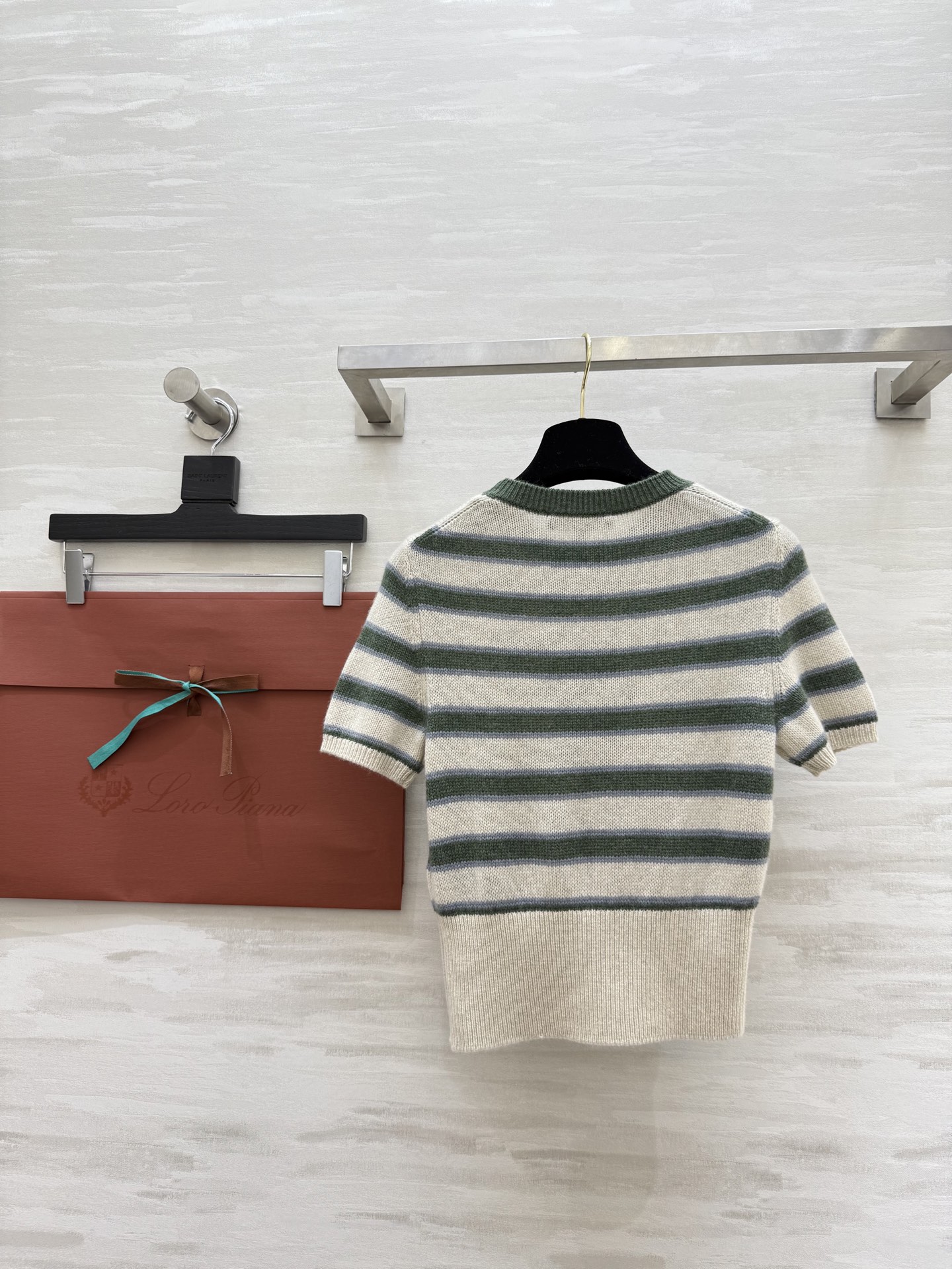 #Loro Piana ²⁵FW 圆领条纹短袖羊绒衫 100%小山羊绒 手感软糯细腻 像把云朵包裹在身上
