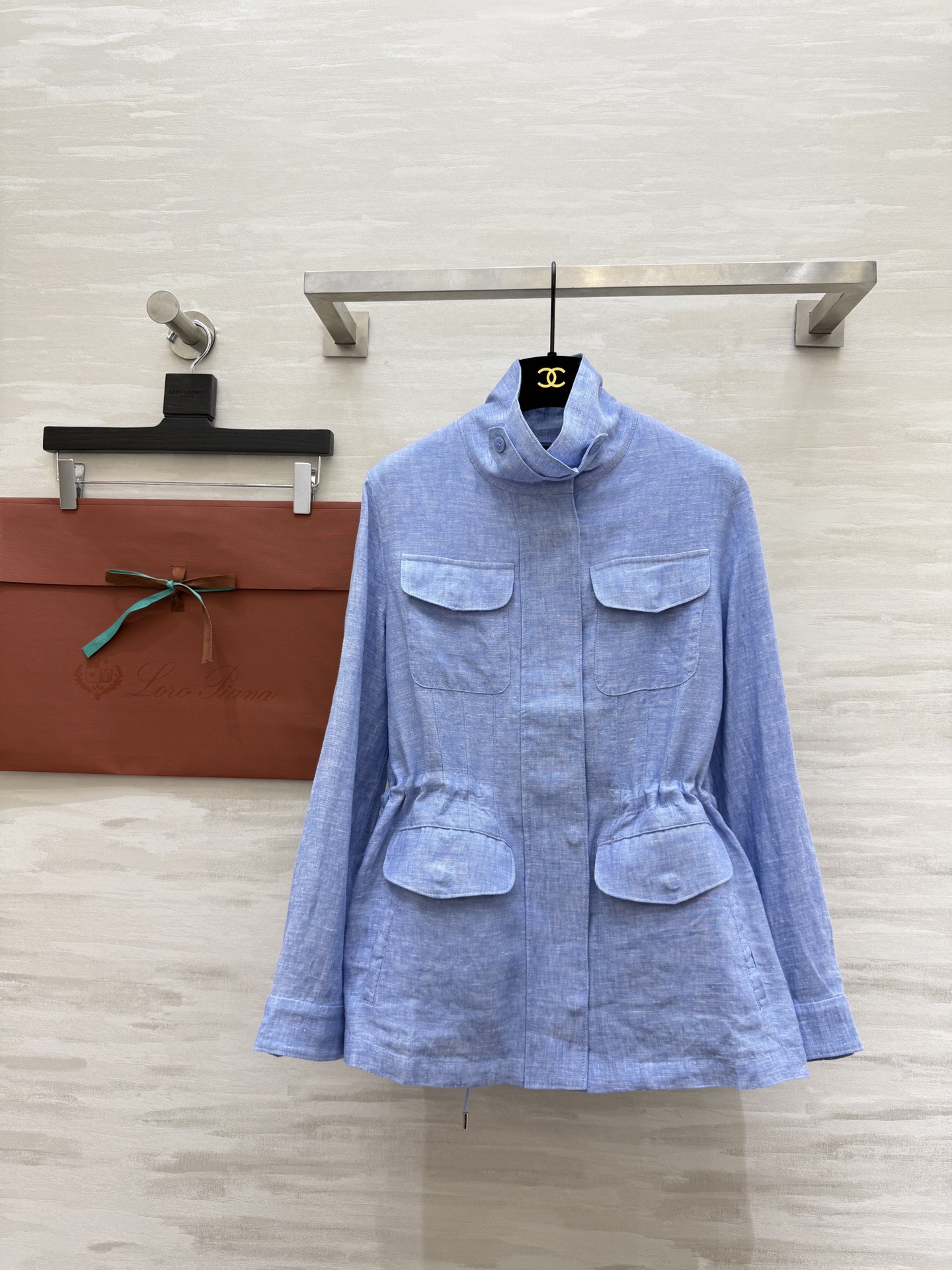 NO:507018,#LP early autumn new style custom Italian old money style Light luxury ultra-fine linen Travelle women's jacket made of linen material Clothes length and hips are designed with straight cut and waist drawstring. Very suitable for casual style High-quality customization Spot sizeS/M/L (size size, 63 bust, 63, loro piano, jackets & coats, jackets & coats, alexander wang19860909#LP早秋新款 定制意大利老钱风 轻奢超细亚麻Travelle 女士夹克外套 选用亚麻材质精制而成 衣长及臀 采用直筒剪裁和腰部抽绳设计 非常适合营造休闲造型 高品质定制 现货首发sizeS/M/L（s码胸围,衣长63,,loro piana,jackets & coats,jackets & coats,alexander wang,Women's clothing