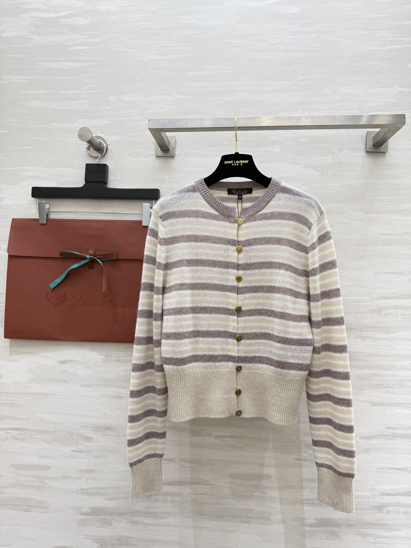NO:507023,#Loro Piana FW Fobello striped cardigan with the brand's iconic Baby Cashmere The bottom fluff of goat cubs is soft and delicate, blending the wrap-around warmth with incredible light texture Original development High-quality customization sizeS/M/L,,loro piga,alexander wang19860909#Loro Piana FW Fobello条纹开衫 采用品牌标志性Baby Cashmere 山羊幼崽的底层绒毛 手感软糯细腻 将包裹般的温暖感与令人难以置信的轻盈质感融为一体 原版开发 高品质定制 sizeS/M/L,,loro piana,alexander wang,Women's clothing