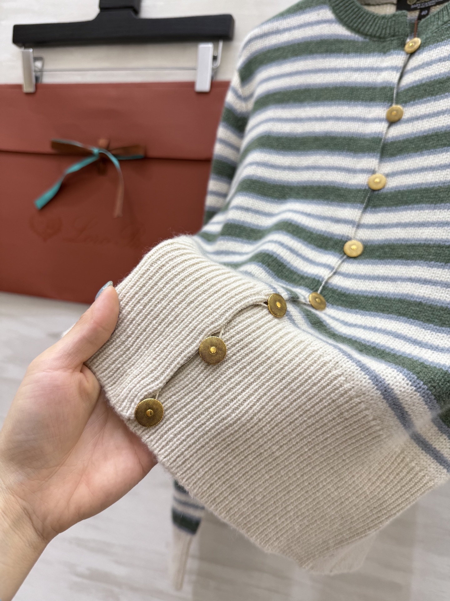 #Loro Piana ²⁵FW Fobello条纹开衫 采用品牌标志性Baby Cashmere 山羊