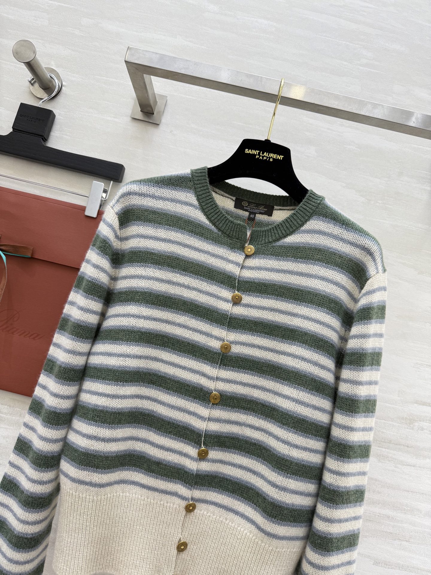 #Loro Piana ²⁵FW Fobello条纹开衫 采用品牌标志性Baby Cashmere 山羊