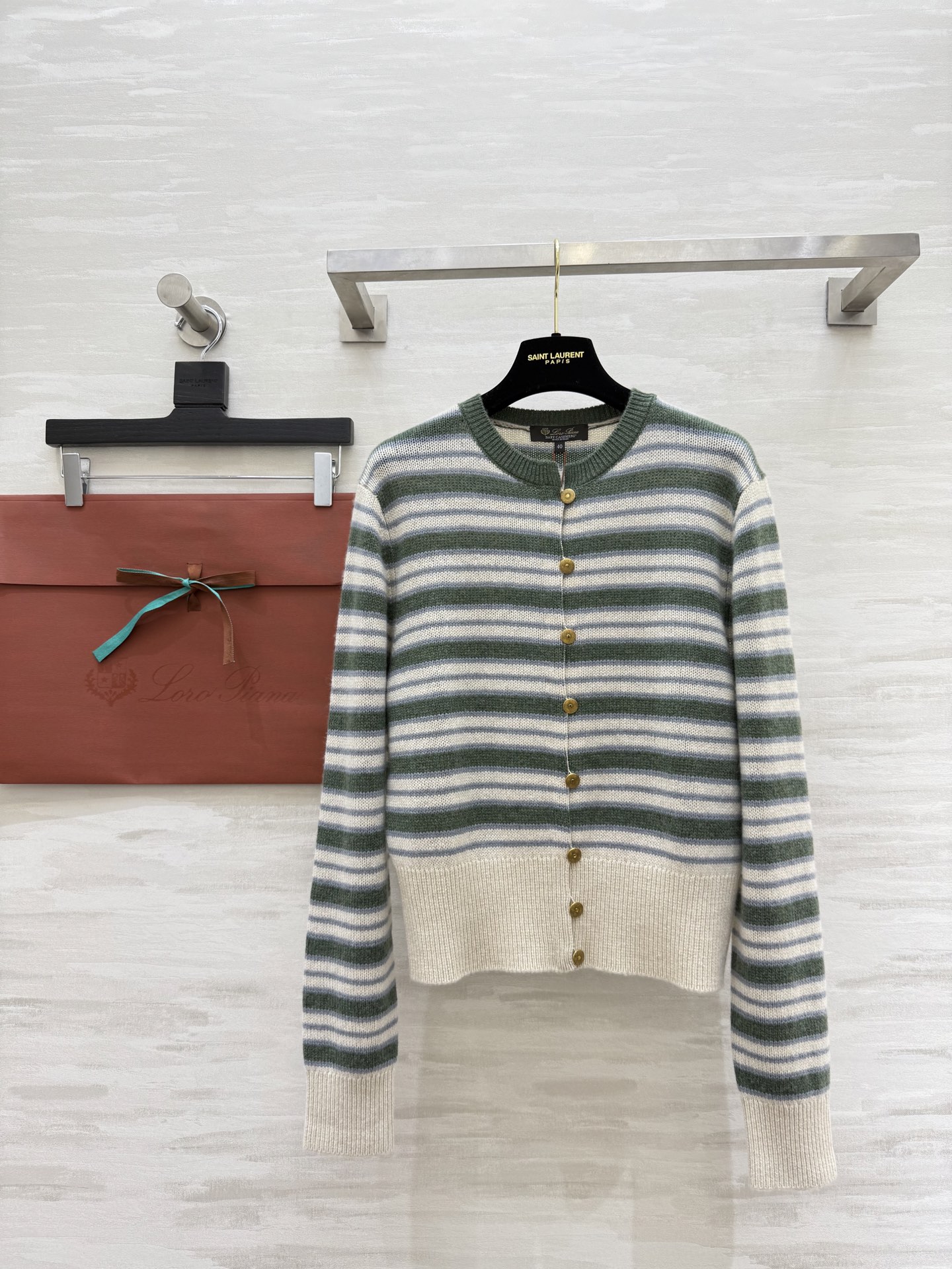 NO:507029,#Loro Piana FW Fobello striped cardigan with the brand's iconic Baby Cashmere The bottom fluff of goat cubs is soft and delicate, blending the wrap-around warmth with incredible light texture Original development High-quality customization sizeS/M/L (,,loro piga,alexander wang19860909#Loro Piana FW Fobello条纹开衫 采用品牌标志性Baby Cashmere 山羊幼崽的底层绒毛 手感软糯细腻 将包裹般的温暖感与令人难以置信的轻盈质感融为一体 原版开发 高品质定制 sizeS/M/L（,,loro piana,alexander wang,Women's clothing