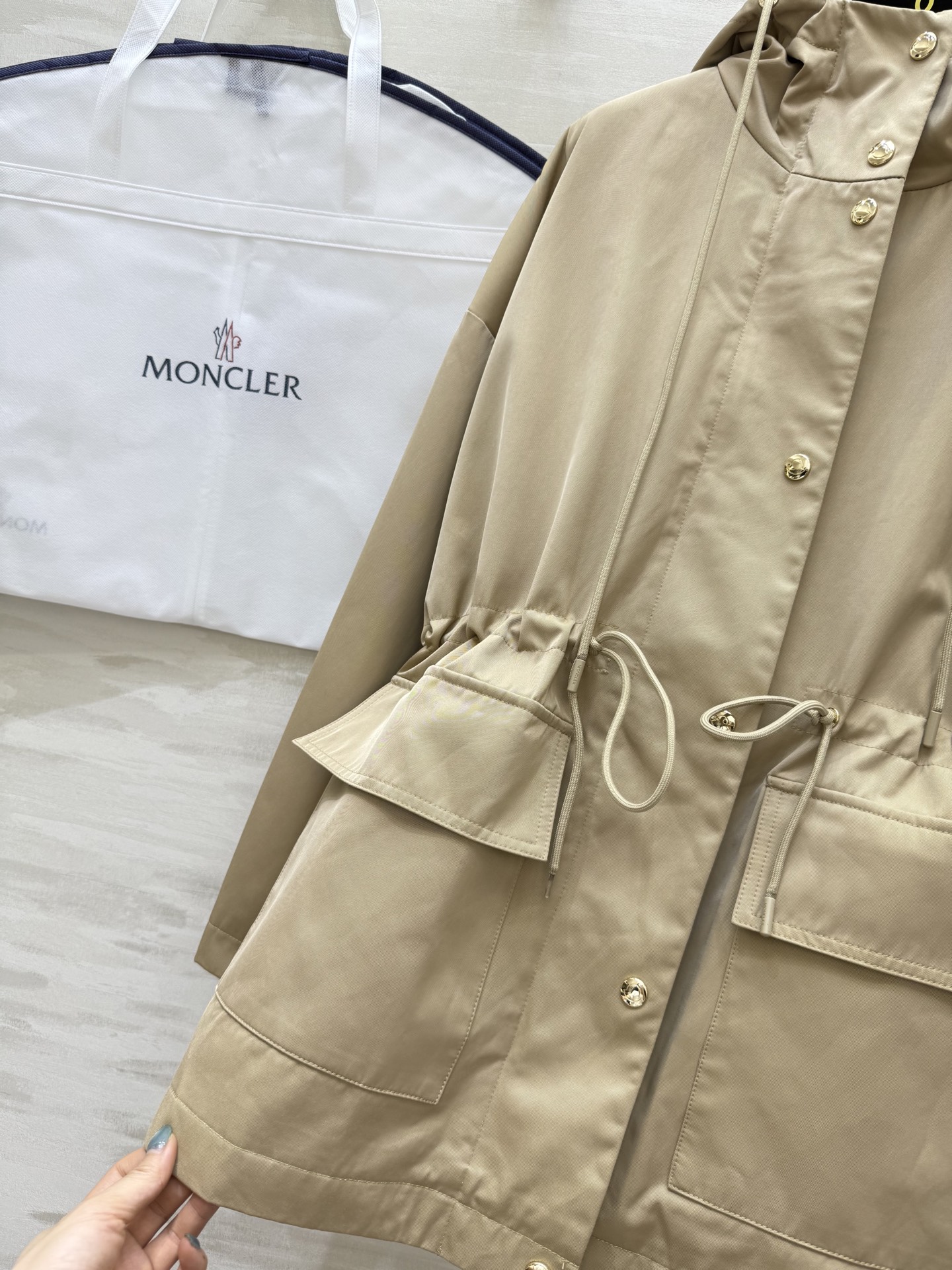 #Moncle♡²⁵英伦度假风⛱️ 休闲廓形连帽抽绳收腰冲锋衣外套 高品质定制 现货首发size：S/M