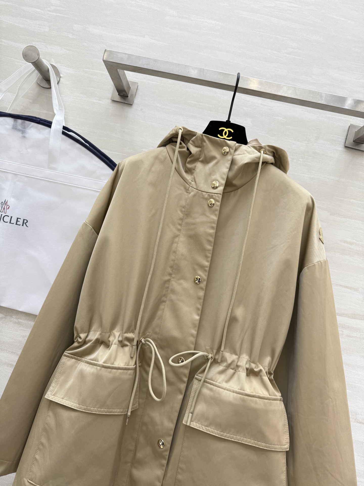 #Moncle♡²⁵英伦度假风⛱️ 休闲廓形连帽抽绳收腰冲锋衣外套 高品质定制 现货首发size：S/M