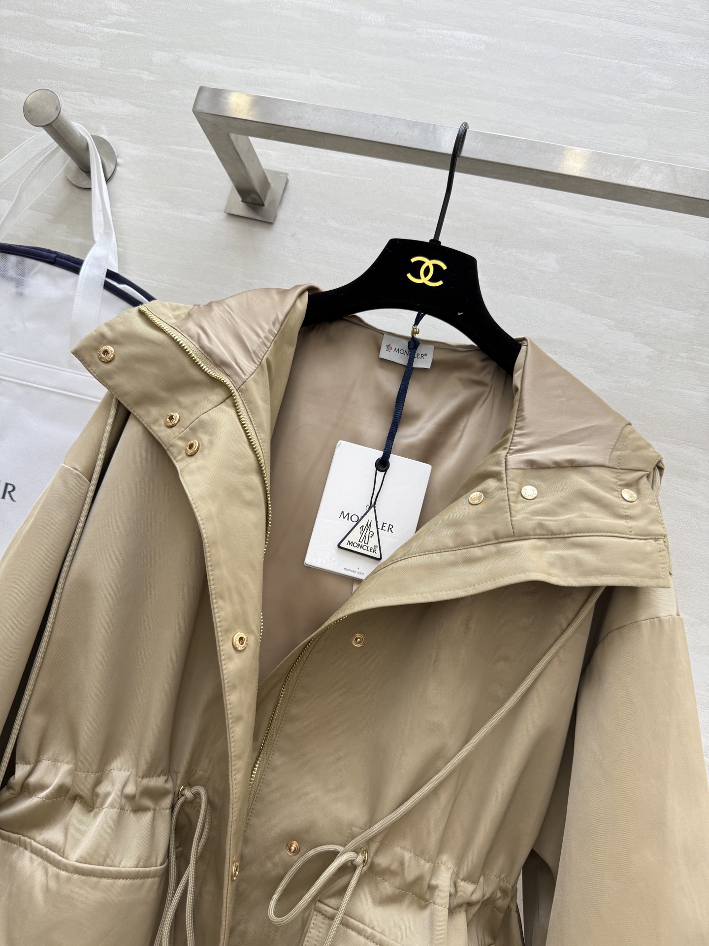 #Moncle♡²⁵英伦度假风⛱️ 休闲廓形连帽抽绳收腰冲锋衣外套 高品质定制 现货首发size：S/M