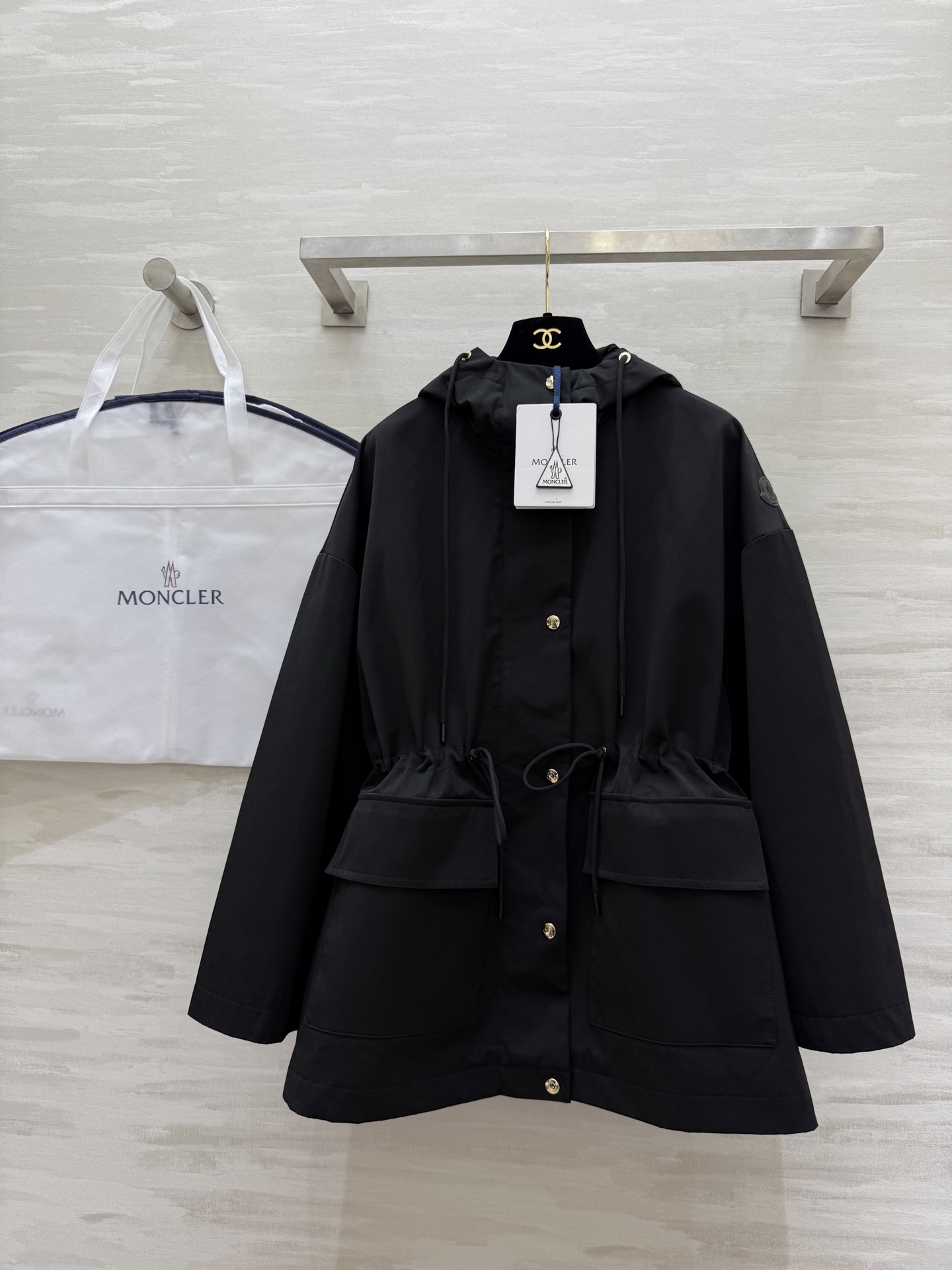 NO:507055,#Moncle British vacation style casual silhouette hooded drawstring waist jacket high quality customization spot first sizeS/M/L (size s bust 124, 68 length),, jackets & coats,hats,alexander wang19860909#Moncle英伦度假风 休闲廓形连帽抽绳收腰冲锋衣外套 高品质定制 现货首发sizeS/M/L（s码胸围124,衣长68）,,jackets & coats,hats,alexander wang,Women's clothing