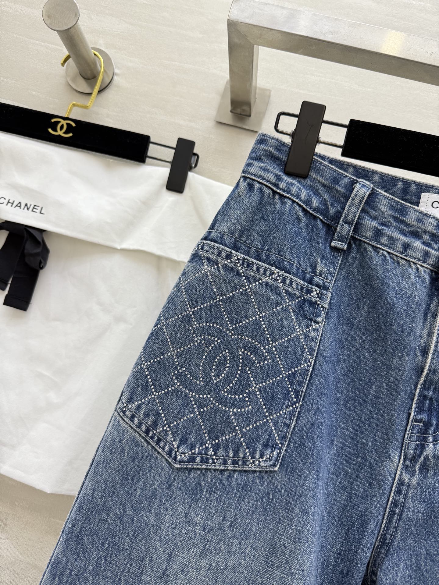 #Chane♡²⁵秋冬新款 小香烫钻牛仔裤 无敌绝绝子的裤型 高温重工烫钻精致高级 高品质 现货来siz