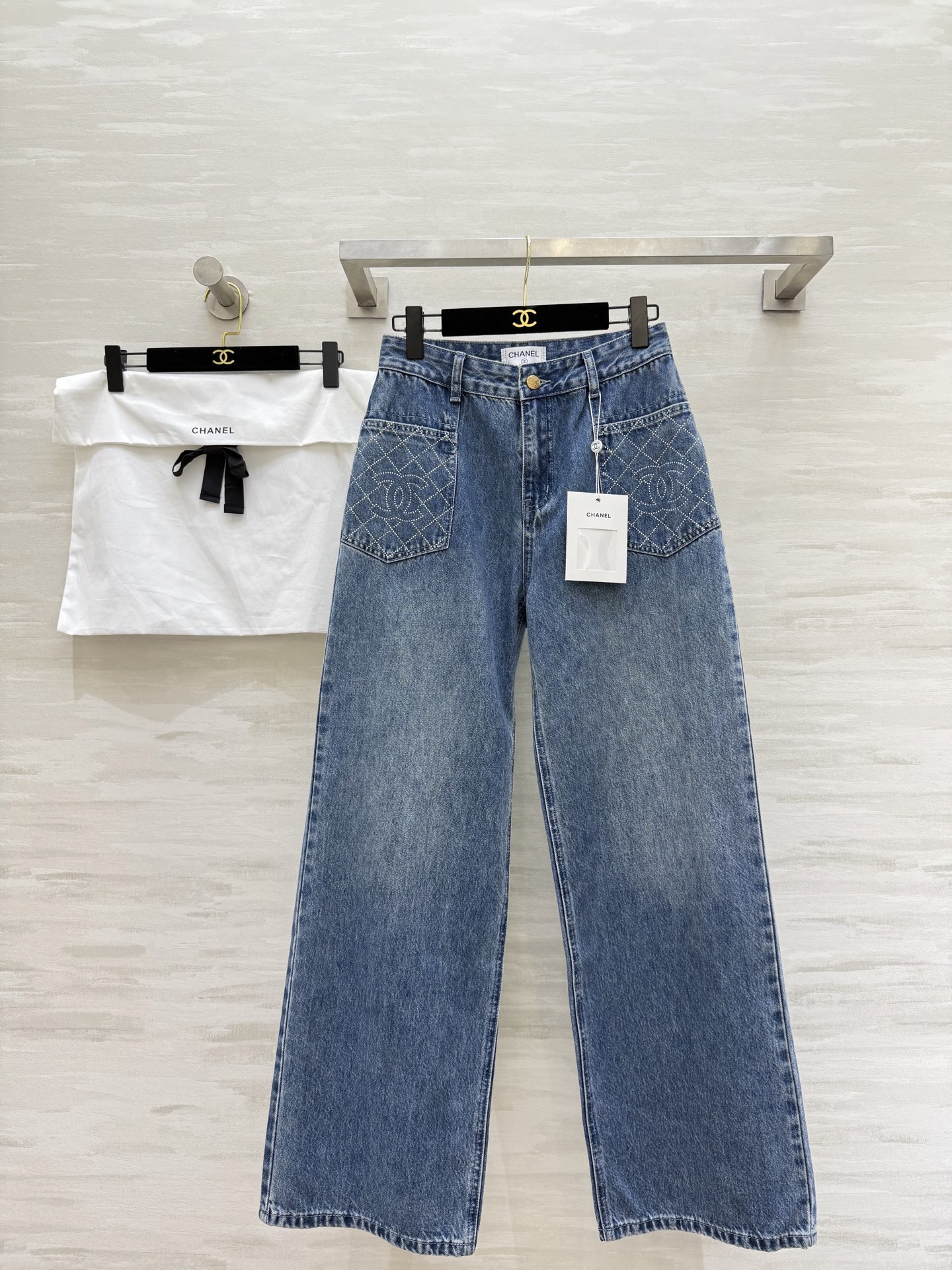 NO:507044,#Chane autumn and winter new style Xiaoxiang hot diamond jeans Invincible pants style High temperature heavy industry hot diamond exquisite high quality spot size36/38/40 (36 size waist circumference 66, hip circumference 96, pants length 106), Chanel, jeans, alexander wang19860909#Chane秋冬新款 小香烫钻牛仔裤 无敌绝绝子的裤型 高温重工烫钻精致高级 高品质 现货来size36/38/40（36码腰围66,臀围96,裤长106）,,chanel,jeans,alexander wang,Women's clothing