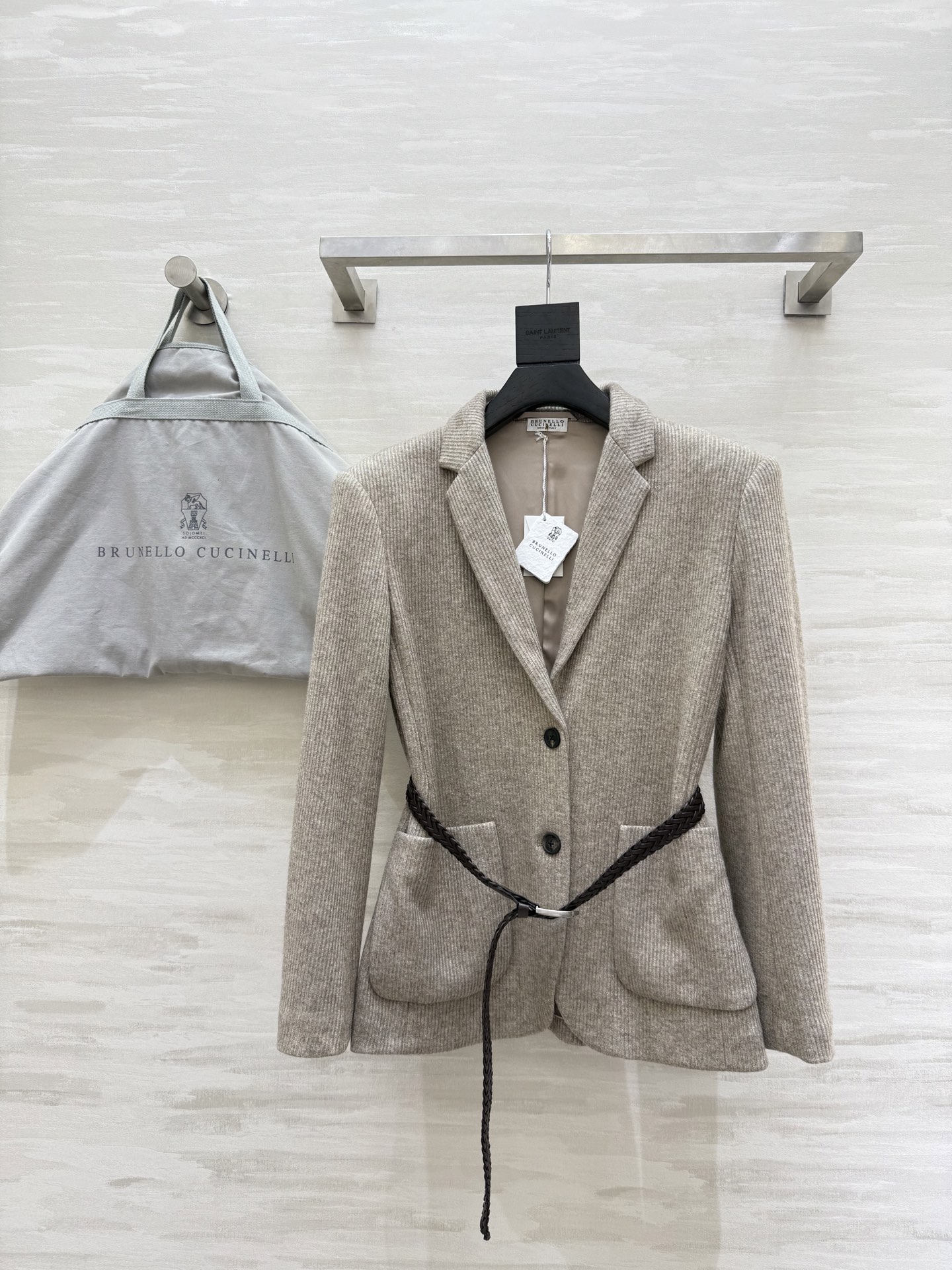 NO:507079,Brunellocucinell autumn and winter new style knitted suit jacket The capable and simple cut makes the standard but feminine sense of quantity stand out. The precious bead embroidery at the back of the collar highlights the authentic style of BrunelloCucinelli with a unique charm. High-quality customization. Spot sizeS/M/L (size s-shoulder width 45, bust 100, length 67), brunello cucinelli, jackets & coats, business suit, alexander wang19860909Brunellocucinell秋冬新款 针织西装外套 干练简洁的裁剪让标准但又充满女人味的量感脱颖而出 衣领后部的珍贵镶珠刺绣 以别有韵味的亮光彰显着BrunelloCucinelli的纯正风格 高品质定制 现货首发sizeS/M/L（s码肩宽45,胸围100,衣长67）,,brunello cucinelli,jackets & coats,business suit,alexander wang,Women's clothing