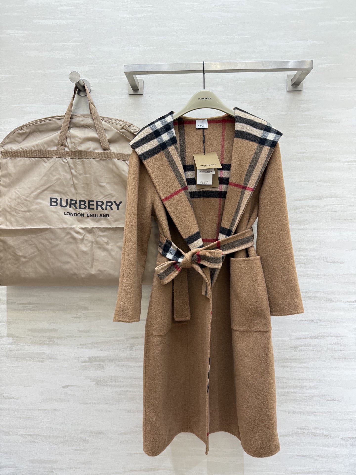 NO:507909,With dust bag #Burberr autumn and winter new style double-sided hooded coat coat One side solid color One side checkable belt Wool texture warm and comfortable High quality Spot sizeS/M/L,,burberry,jackets & coats,hats,alexander wang19860909配防尘袋#Burberr秋冬新款 双面连帽大衣外套 一面纯色 一面格纹 可系腰带 羊毛质地保暖舒适 高品质 现货来sizeS/M/L,,burberry,jackets & coats,hats,alexander wang,Women's clothing