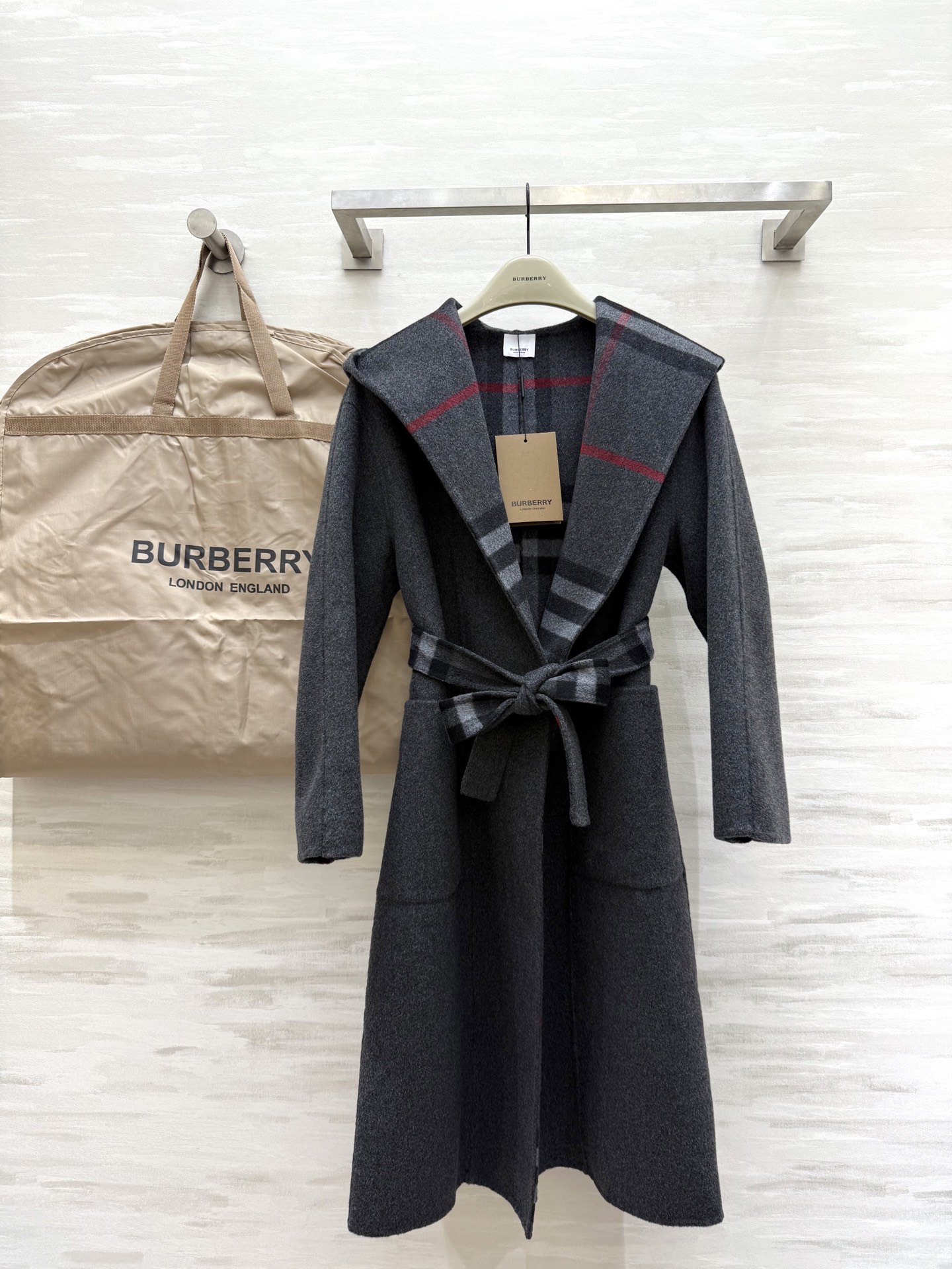 NO:507914,With dust bag #Burberr autumn and winter new style double-sided hooded coat coat One side solid color One side checkable belt Wool texture warm and comfortable High quality Spot sizeS/M/L,,burberry,jackets & coats,hats,alexander wang19860909配防尘袋#Burberr秋冬新款 双面连帽大衣外套 一面纯色 一面格纹 可系腰带 羊毛质地保暖舒适 高品质 现货来sizeS/M/L,,burberry,jackets & coats,hats,alexander wang,Women's clothing