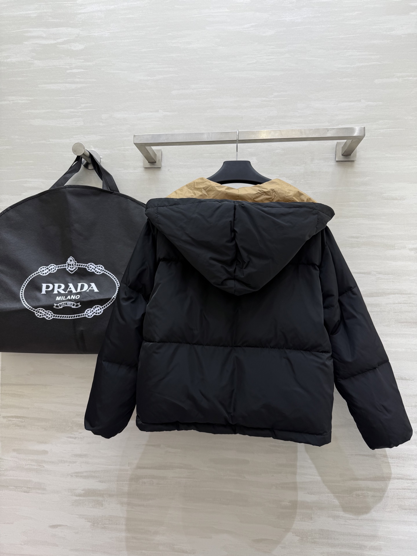Prada｜南瓜色的秋天🍁连帽羽绒外套早秋氛围感穿搭 复古感拉满 内里90白鸭绒填充超级保暖舒适 原版对