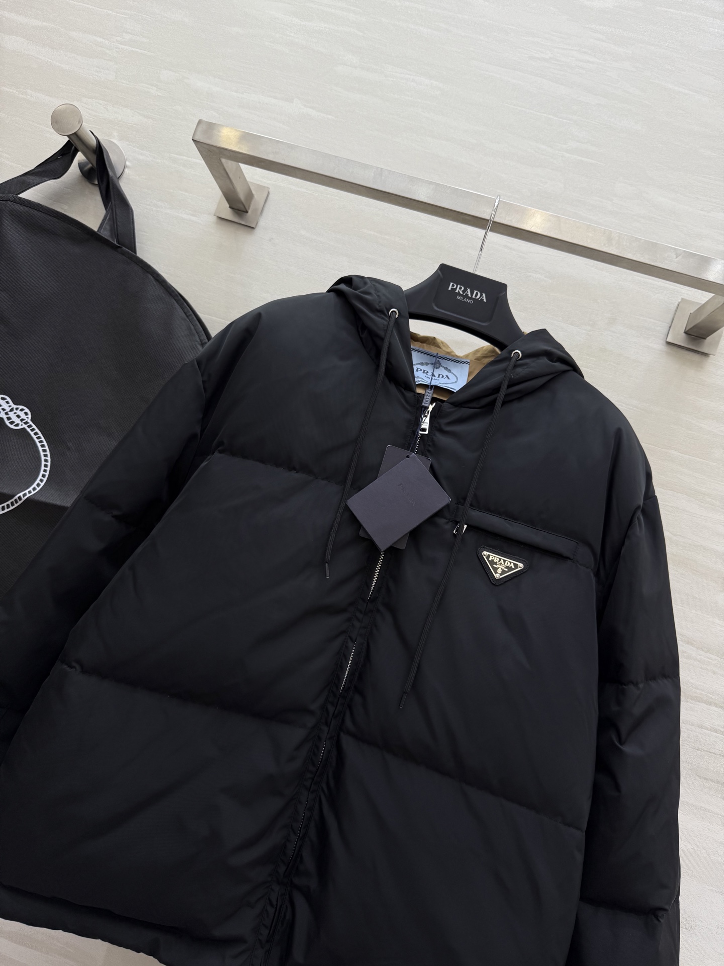 Prada｜南瓜色的秋天🍁连帽羽绒外套早秋氛围感穿搭 复古感拉满 内里90白鸭绒填充超级保暖舒适 原版对