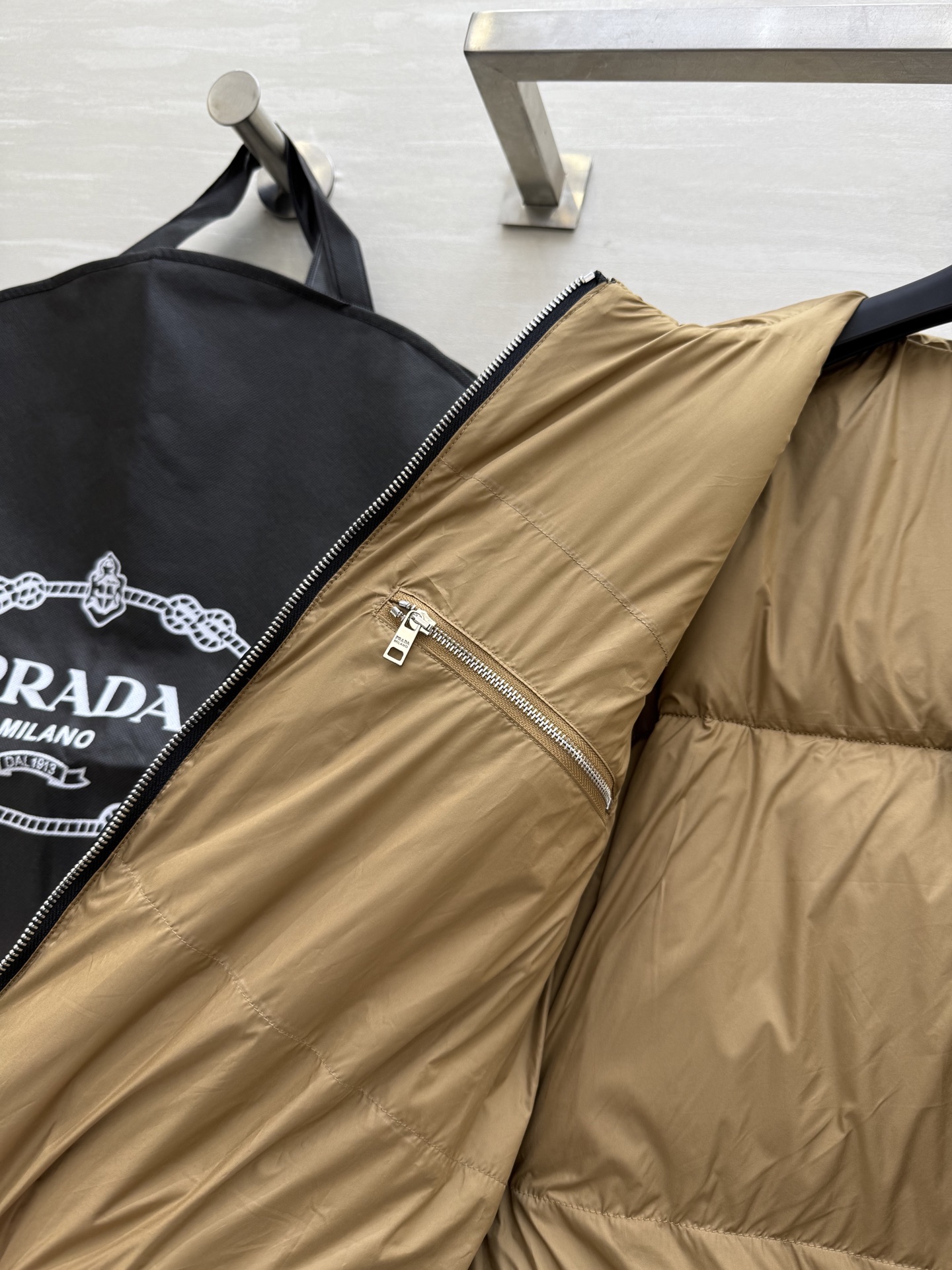 Prada｜南瓜色的秋天🍁连帽羽绒外套早秋氛围感穿搭 复古感拉满 内里90白鸭绒填充超级保暖舒适 原版对