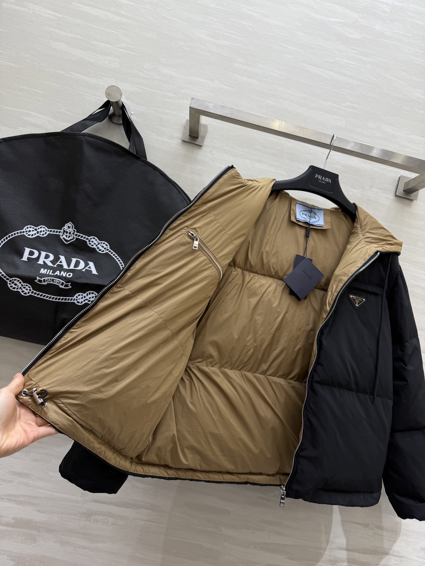 Prada｜南瓜色的秋天🍁连帽羽绒外套早秋氛围感穿搭 复古感拉满 内里90白鸭绒填充超级保暖舒适 原版对