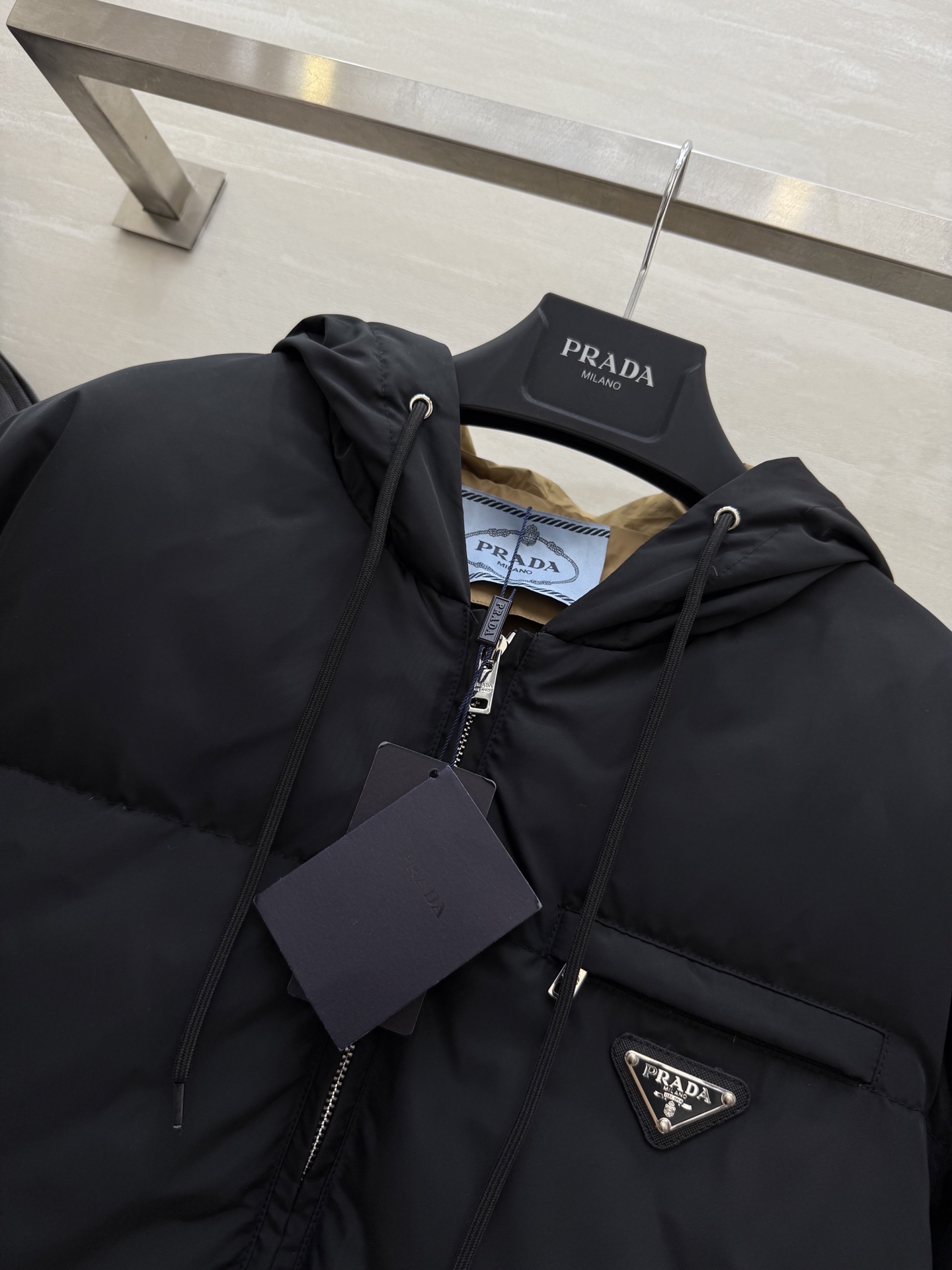 Prada｜南瓜色的秋天🍁连帽羽绒外套早秋氛围感穿搭 复古感拉满 内里90白鸭绒填充超级保暖舒适 原版对