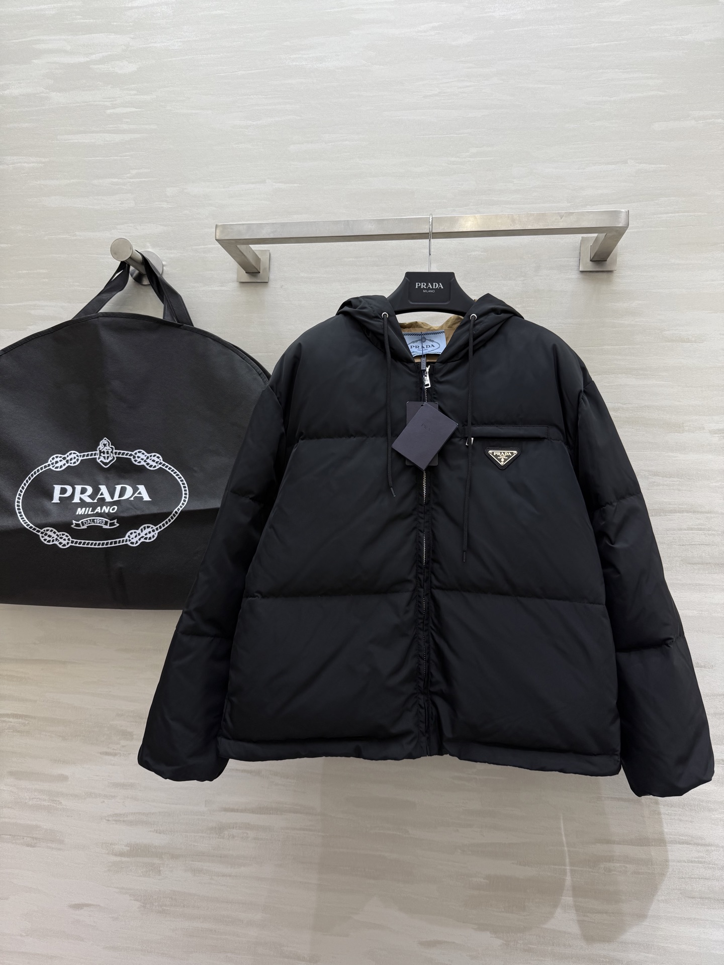 Prada｜南瓜色的秋天🍁连帽羽绒外套早秋氛围感穿搭 复古感拉满 内里90白鸭绒填充超级保暖舒适 原版对