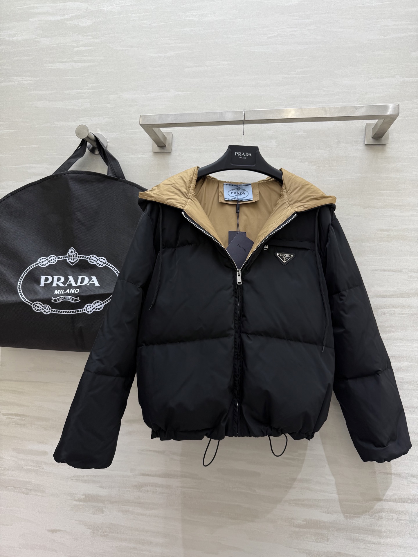 Prada｜南瓜色的秋天🍁连帽羽绒外套早秋氛围感穿搭 复古感拉满 内里90白鸭绒填充超级保暖舒适 原版对