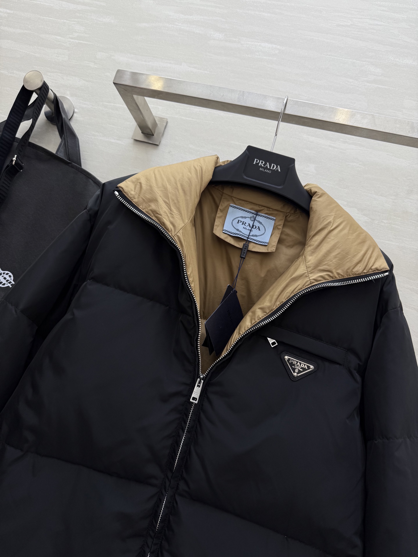Prada｜南瓜色的秋天🍁立领中长款羽绒外套早秋氛围感穿搭 复古感拉满 内里90白鸭绒填充超级保暖舒适 