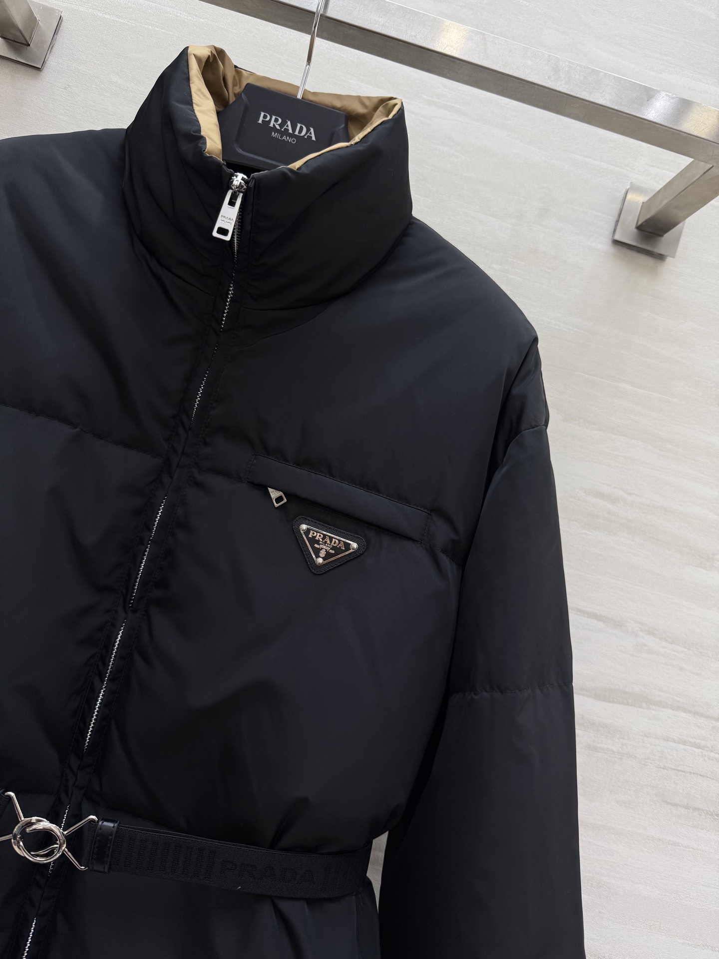 Prada｜南瓜色的秋天🍁立领中长款羽绒外套早秋氛围感穿搭 复古感拉满 内里90白鸭绒填充超级保暖舒适 