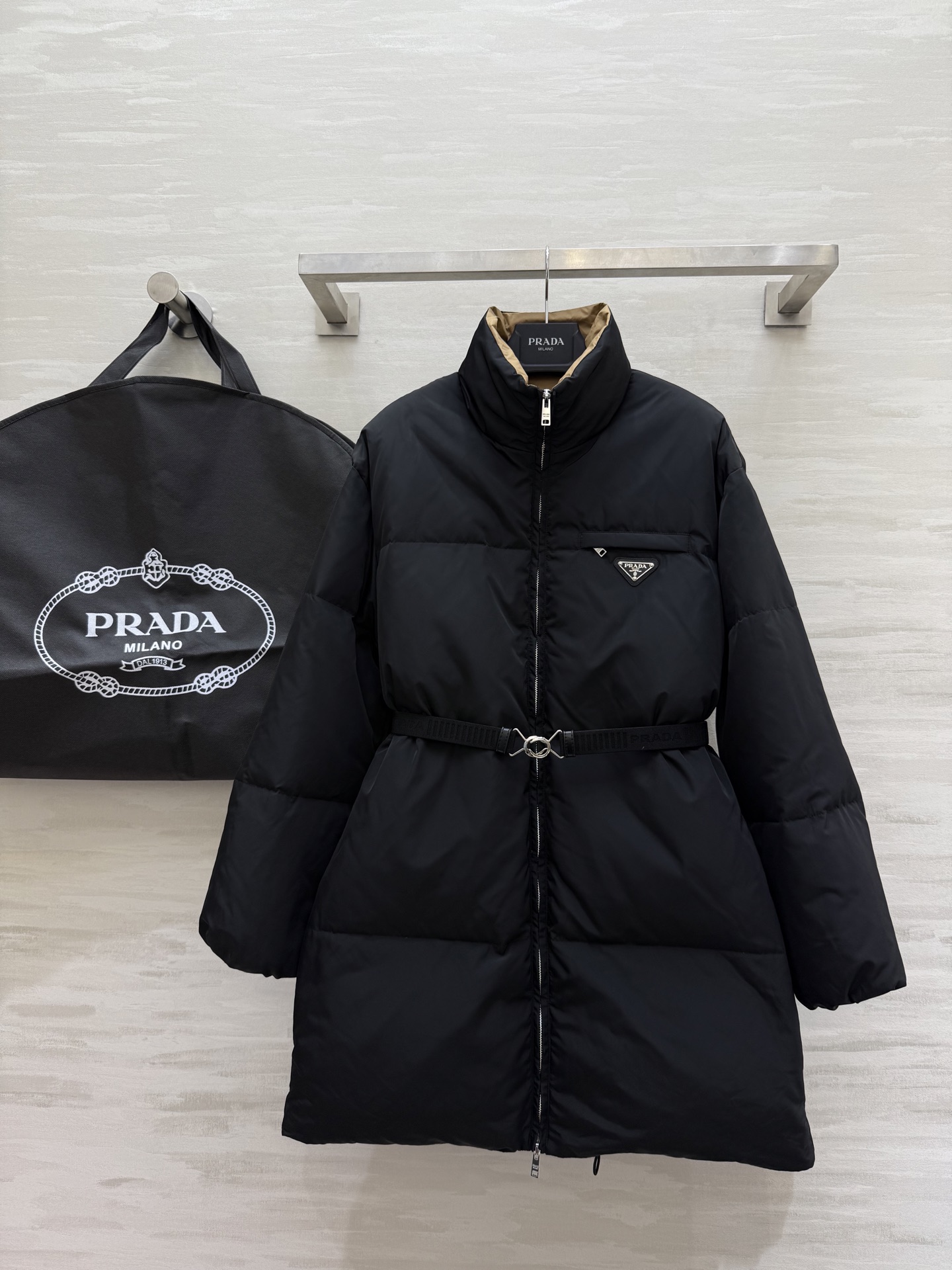 Prada｜南瓜色的秋天🍁立领中长款羽绒外套早秋氛围感穿搭 复古感拉满 内里90白鸭绒填充超级保暖舒适 