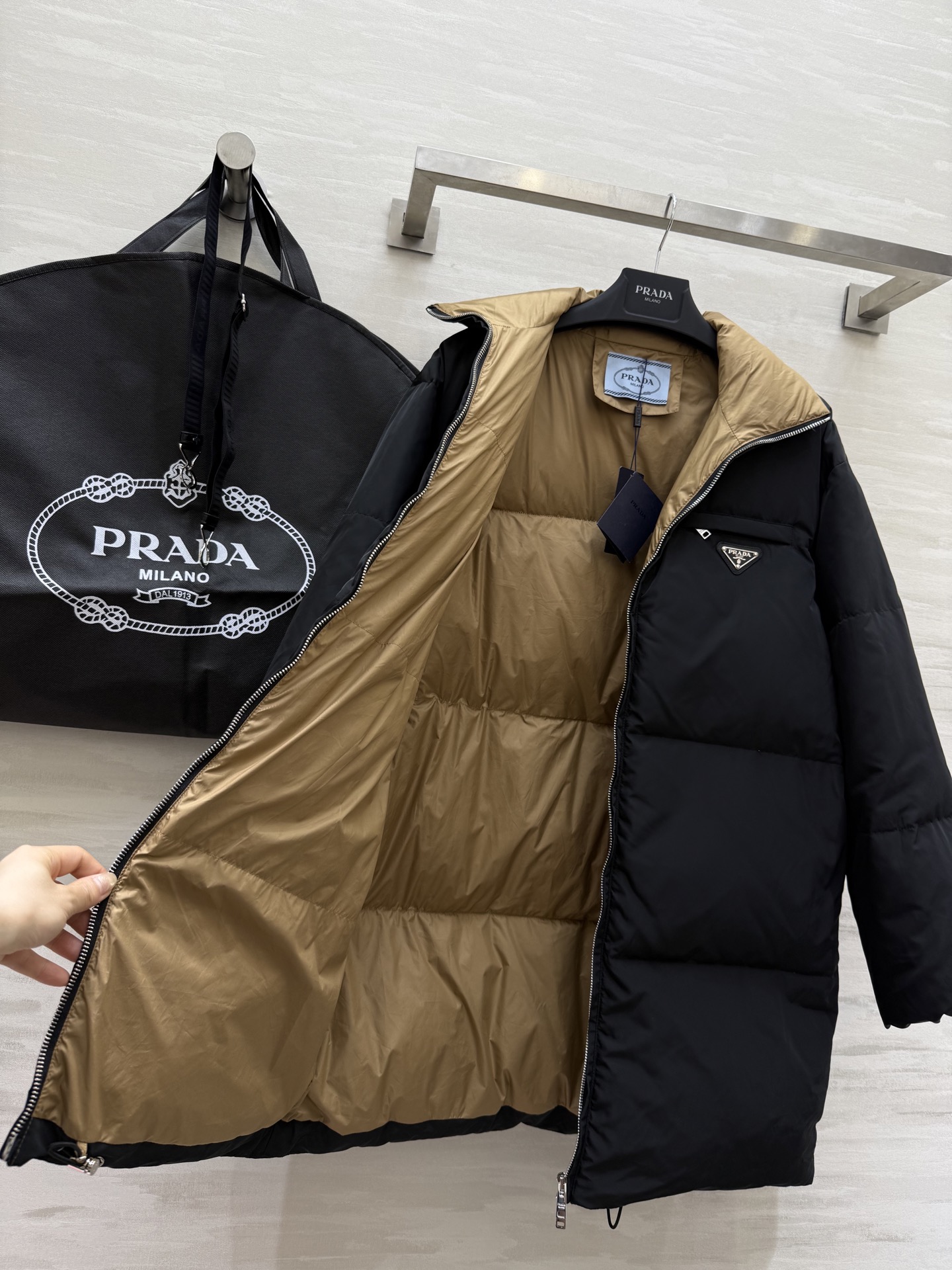 Prada｜南瓜色的秋天🍁立领中长款羽绒外套早秋氛围感穿搭 复古感拉满 内里90白鸭绒填充超级保暖舒适 