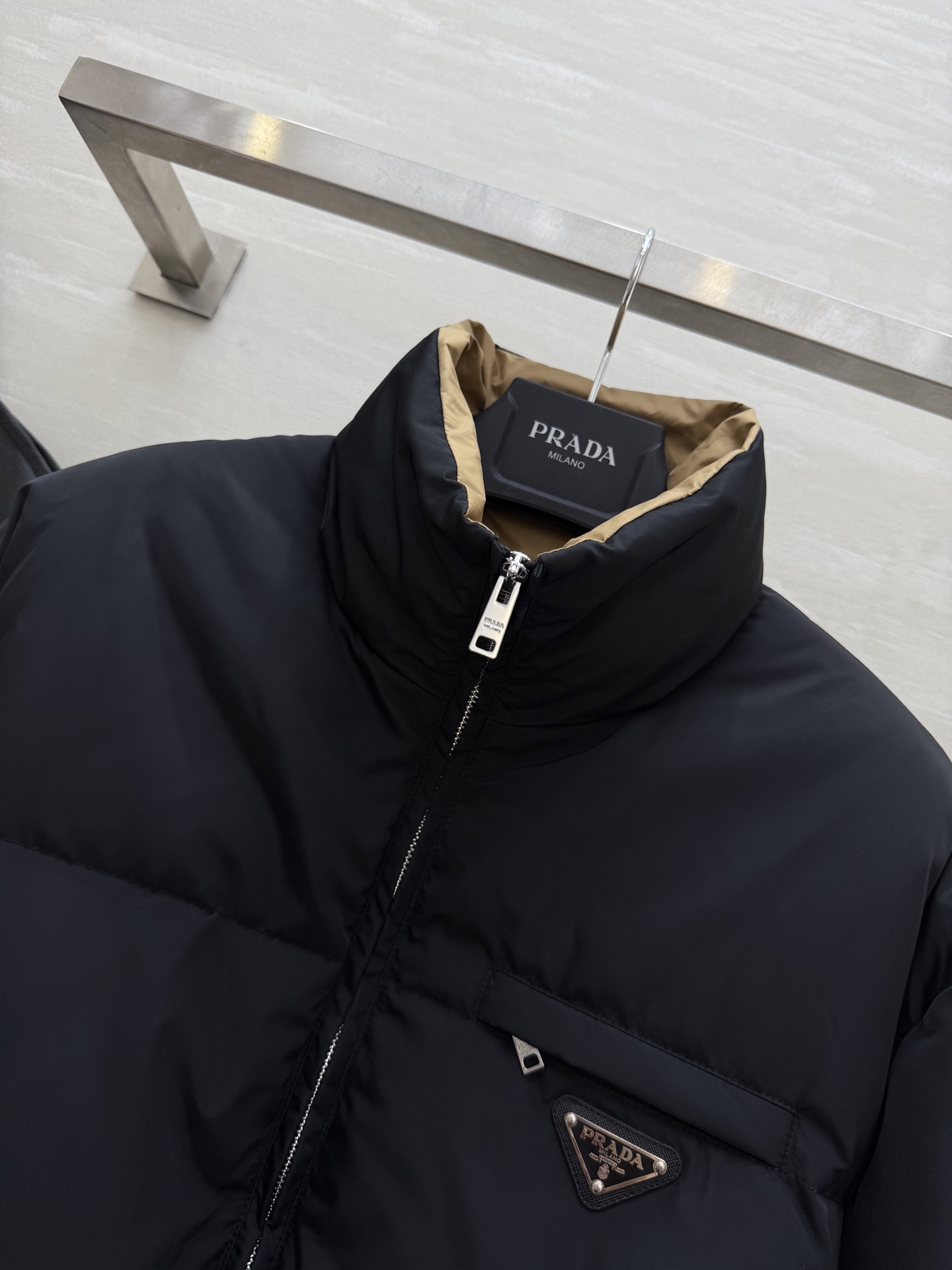 Prada｜南瓜色的秋天🍁立领中长款羽绒外套早秋氛围感穿搭 复古感拉满 内里90白鸭绒填充超级保暖舒适 
