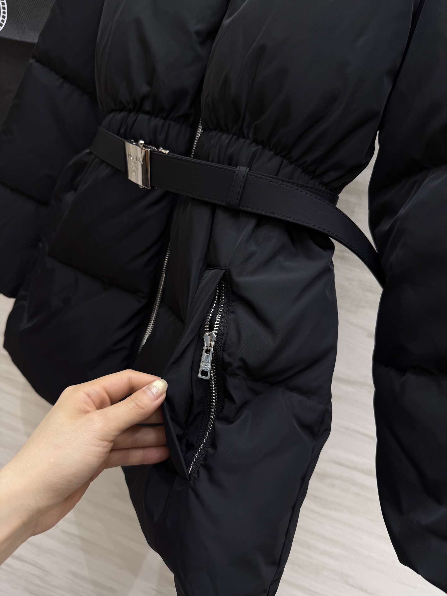 #Prad♡²⁵秋冬新款 连帽腰带收腰羽绒服 内里90白鸭绒填充 腰带收腰完美显瘦 高品质定制 现货首发