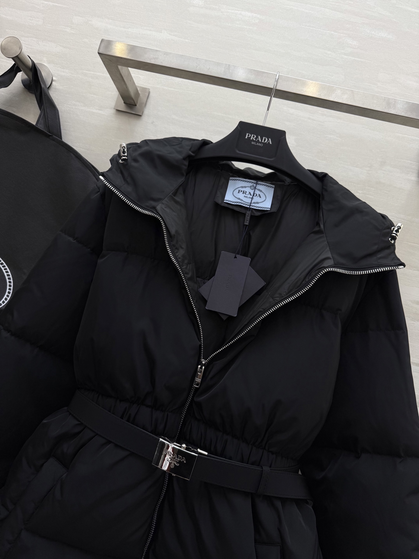 #Prad♡²⁵秋冬新款 连帽腰带收腰羽绒服 内里90白鸭绒填充 腰带收腰完美显瘦 高品质定制 现货首发