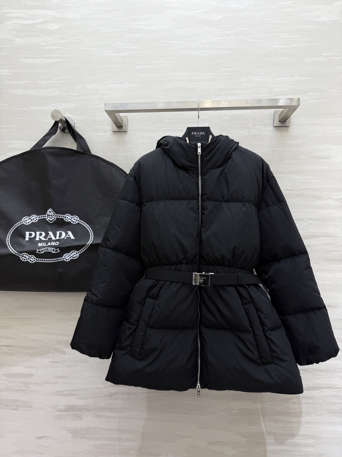 #Prad♡²⁵秋冬新款 连帽腰带收腰羽绒服 内里90白鸭绒填充 腰带收腰完美显瘦 高品质定制 现货首发
