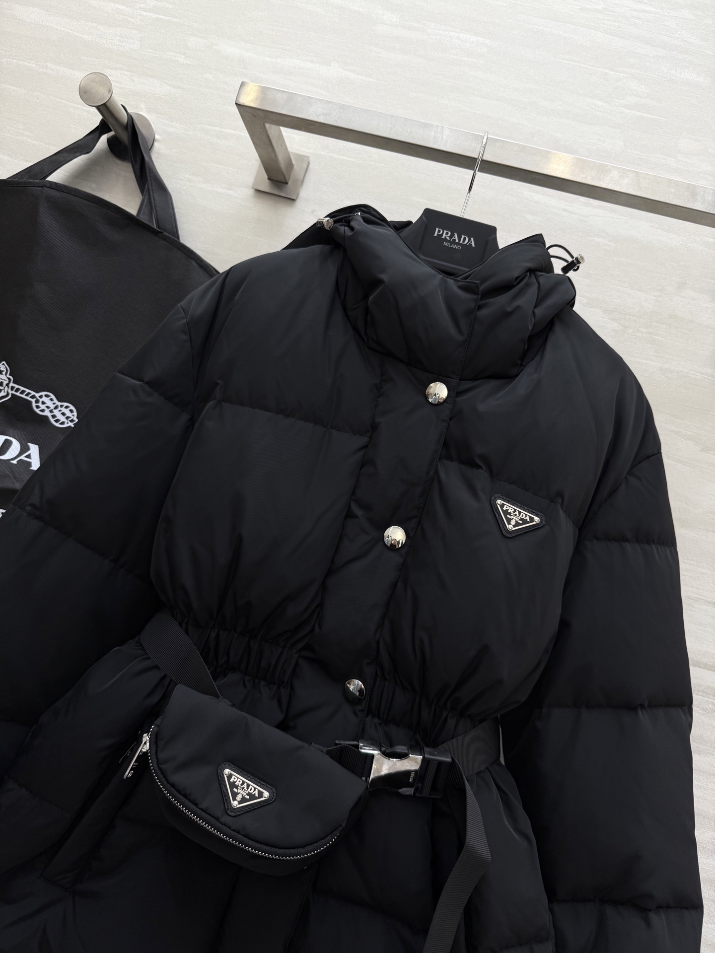 #Prad♡²⁵秋冬新款 连帽定制腰包腰带收腰羽绒服 内里90白鸭绒填充 腰带收腰完美显瘦 高品质定制 