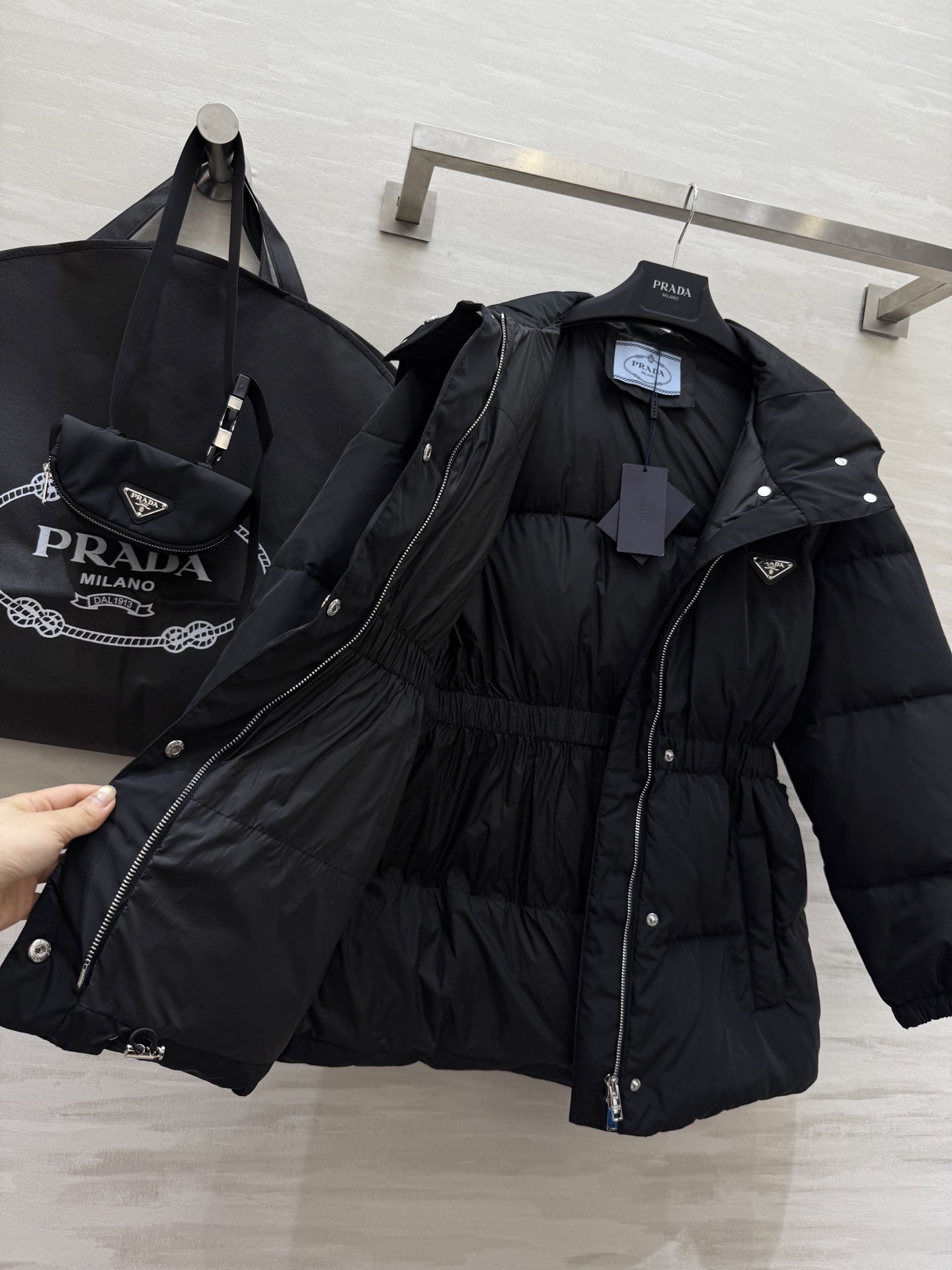 #Prad♡²⁵秋冬新款 连帽定制腰包腰带收腰羽绒服 内里90白鸭绒填充 腰带收腰完美显瘦 高品质定制 