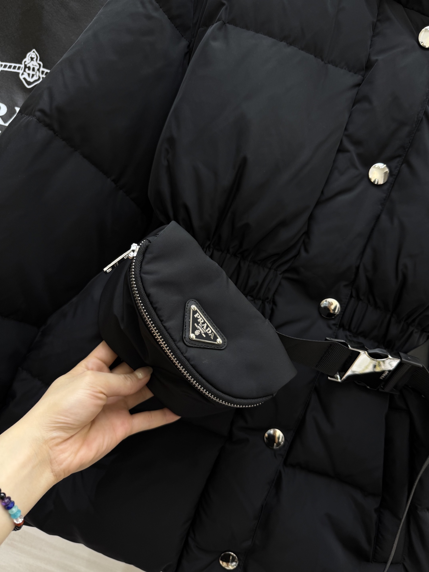#Prad♡²⁵秋冬新款 连帽定制腰包腰带收腰羽绒服 内里90白鸭绒填充 腰带收腰完美显瘦 高品质定制 