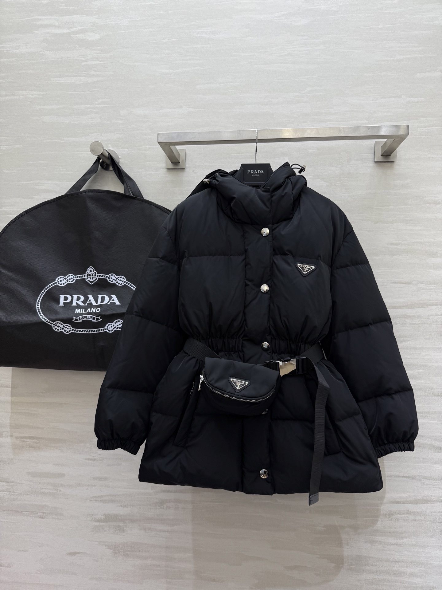 #Prad♡²⁵秋冬新款 连帽定制腰包腰带收腰羽绒服 内里90白鸭绒填充 腰带收腰完美显瘦 高品质定制 