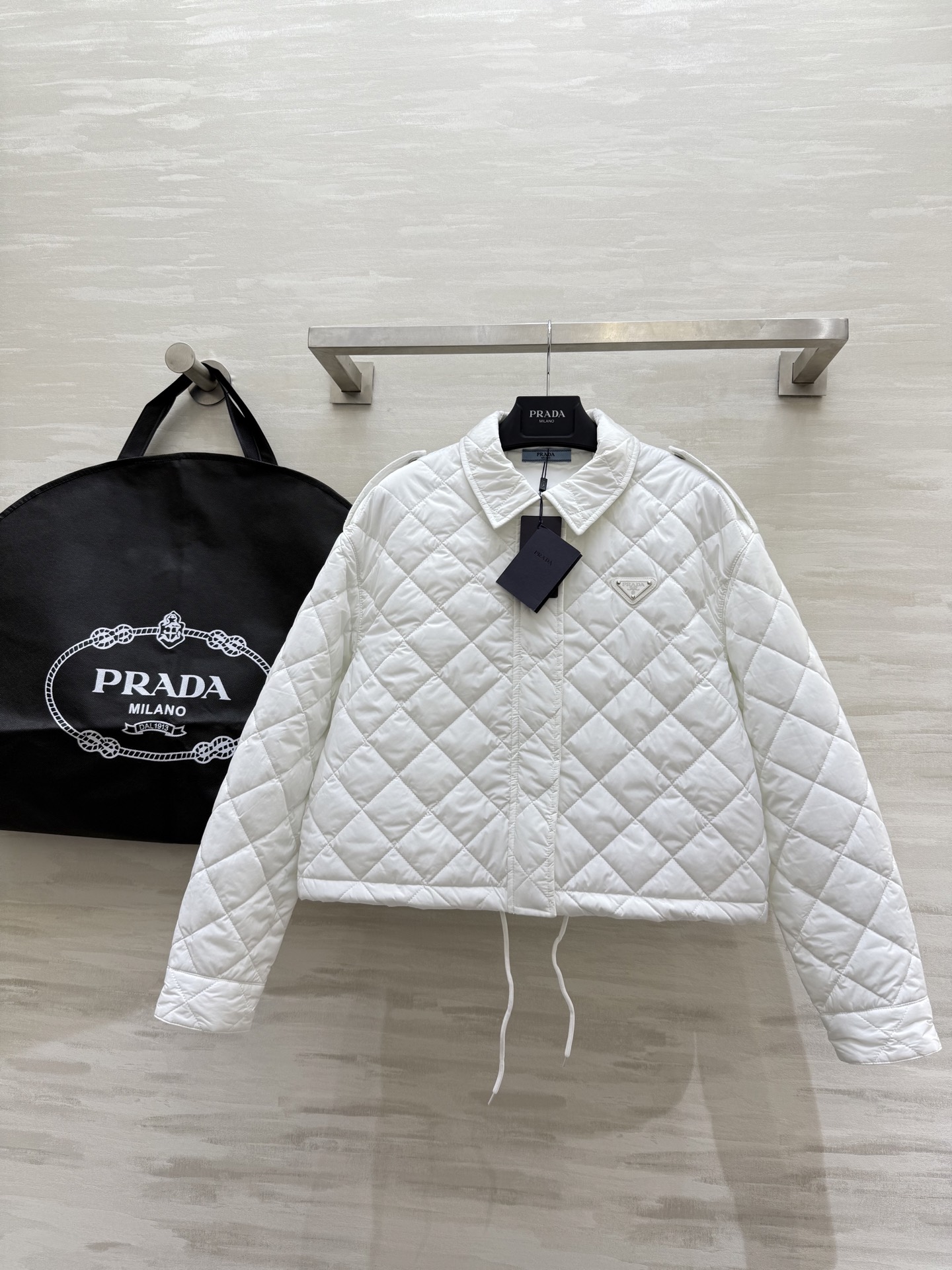 NO:507975,#Prad autumn and winter new style diamond short cotton jacket high quality customization spot first sizeS/M/L (size s bust 100, 50 length), prada, alexander wang19860909#Prad秋冬新款 菱格短款棉服 高品质定制 现货首发sizeS/M/L（s码胸围100,衣长50）,,prada,alexander wang,Women's clothing