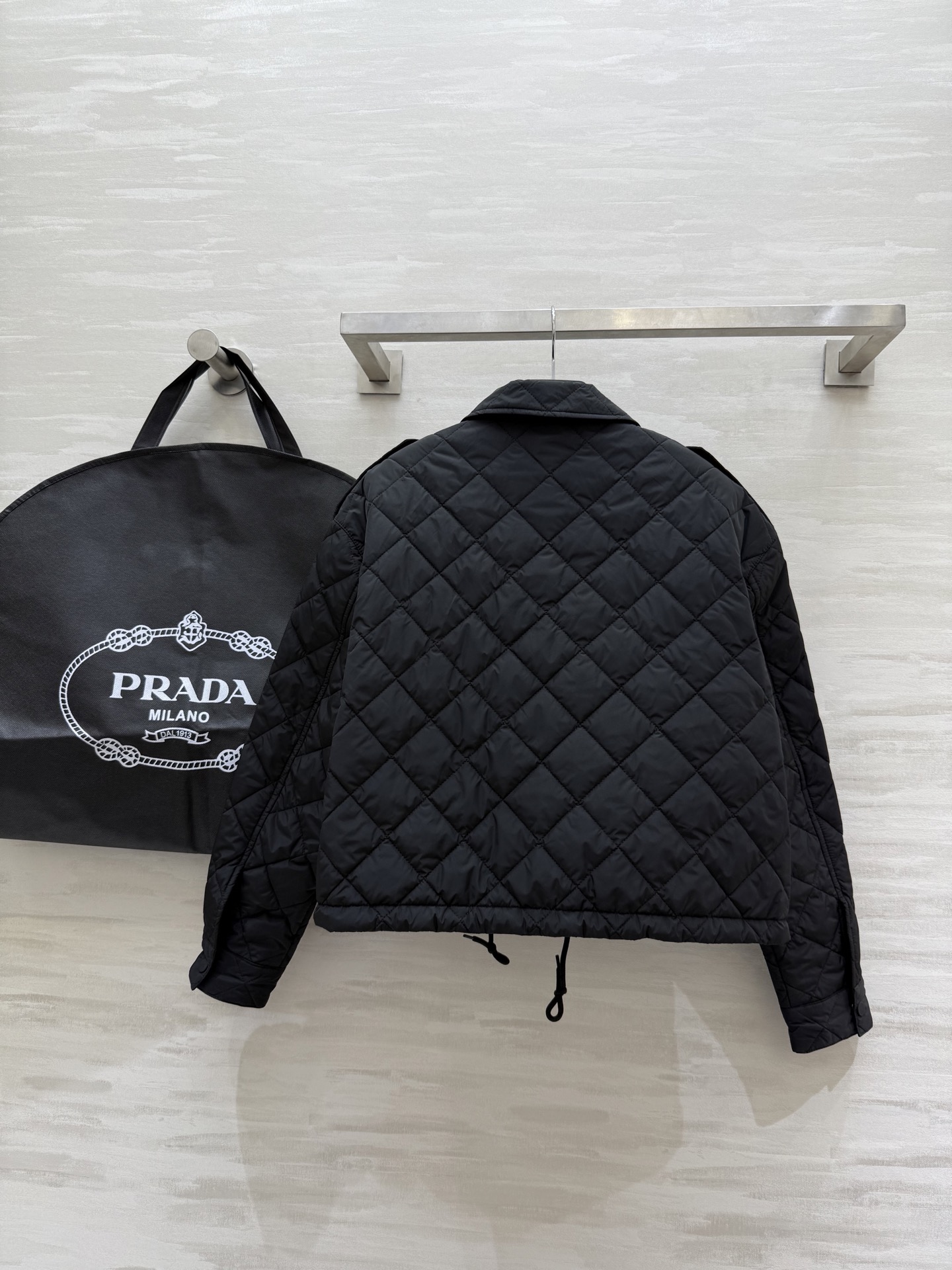 NO:507984,#Prad autumn and winter new style diamond short cotton jacket high quality customization spot first sizeS/M/L (size s bust 100, 50 length), prada, alexander wang19860909#Prad秋冬新款 菱格短款棉服 高品质定制 现货首发sizeS/M/L（s码胸围100,衣长50）,,prada,alexander wang,Women's clothing