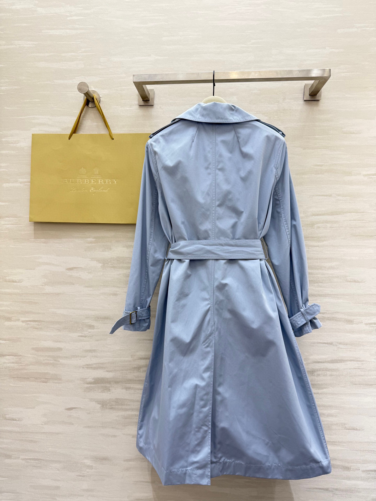 #Burberr♡²⁵雾霾蓝中长款风衣外套 高品质定制 现货来size：S/M/L（s码胸围：108，衣