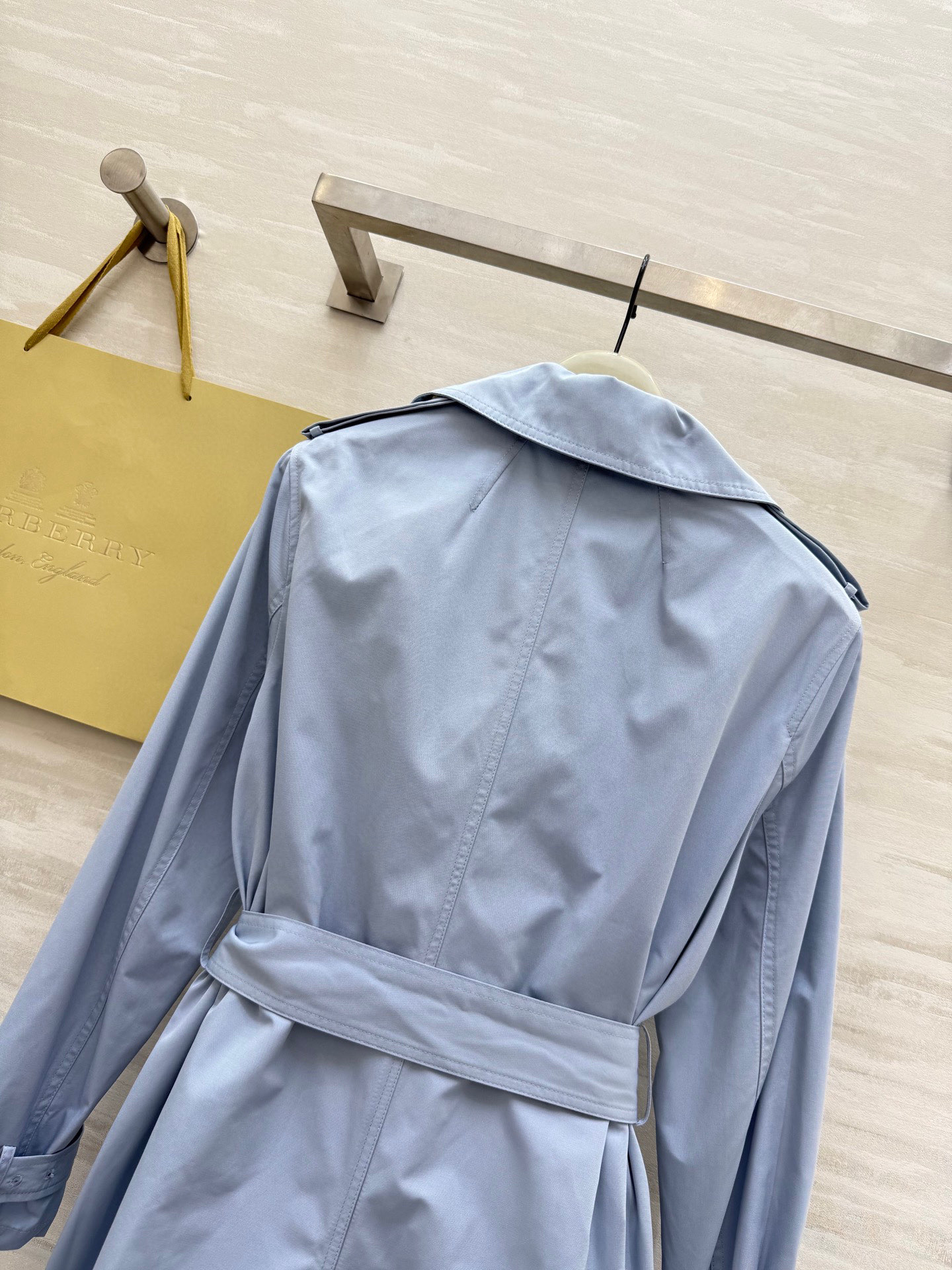 #Burberr♡²⁵雾霾蓝中长款风衣外套 高品质定制 现货来size：S/M/L（s码胸围：108，衣