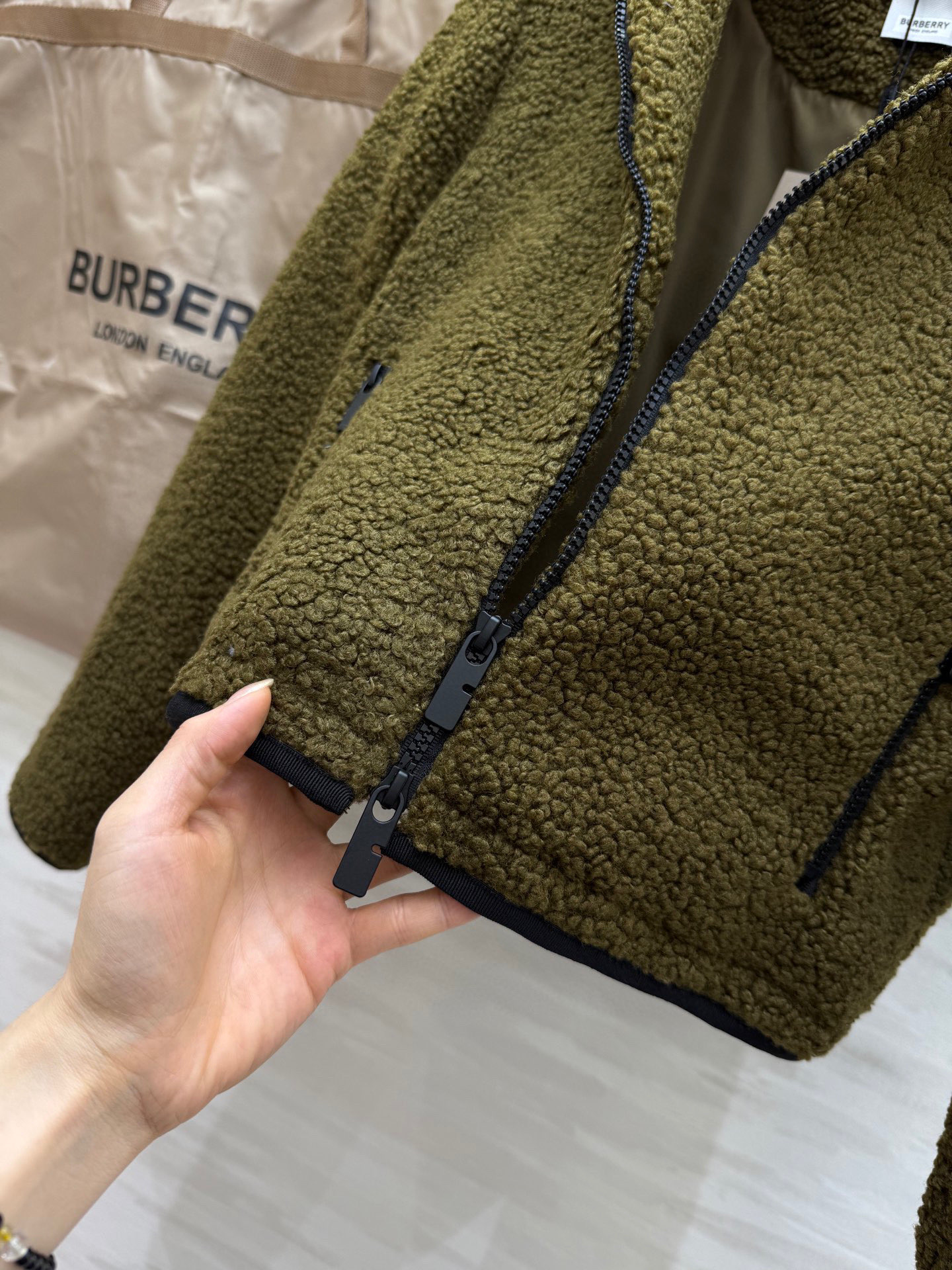 #Burberr♡²⁵秋冬新款泰迪熊毛绒外套 高品质定制 现货来size：S/M/L（s码胸围：100，